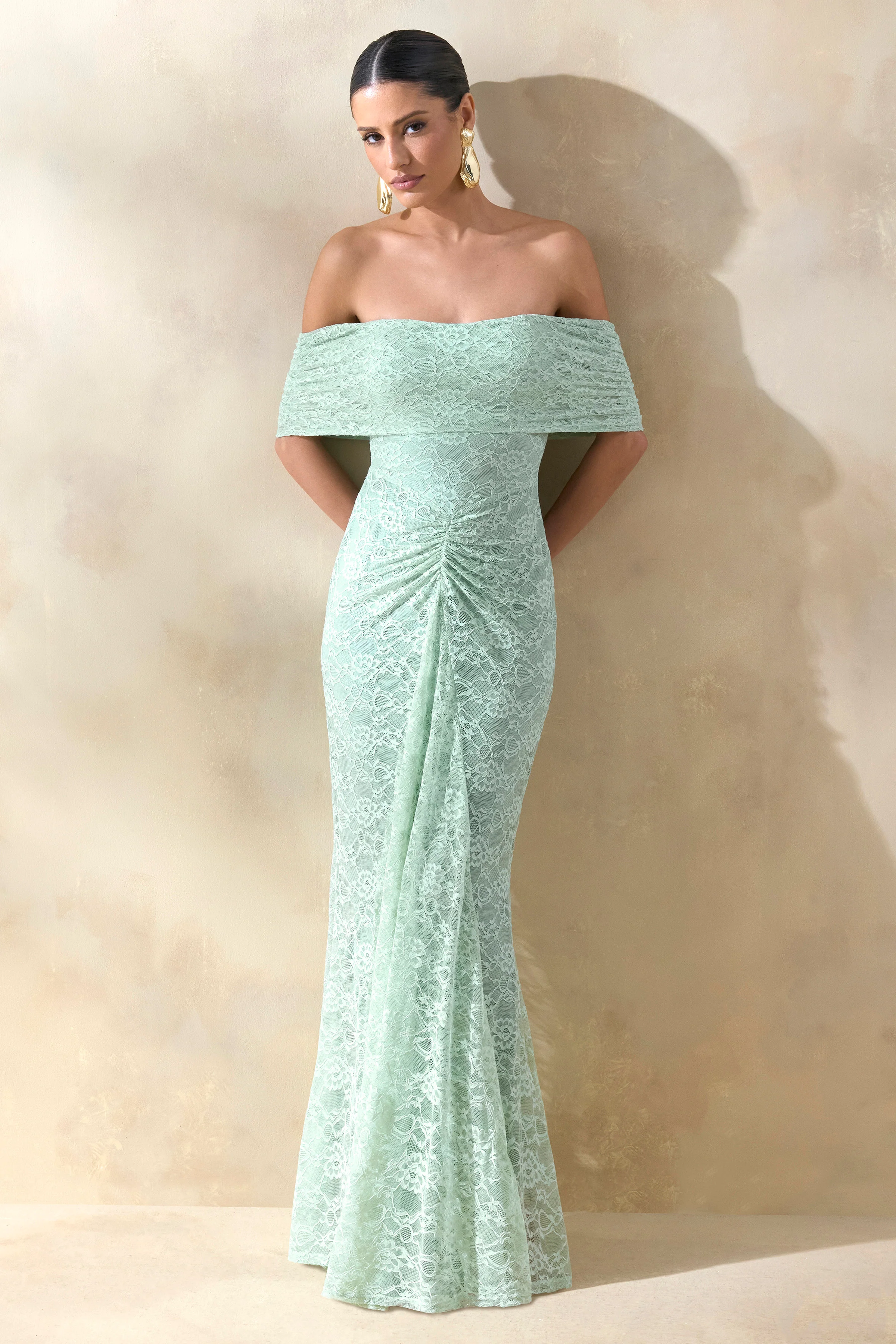 Elinor | Robe longue en dentelle sauge à décolleté bardot avec détails froncés - Image 4