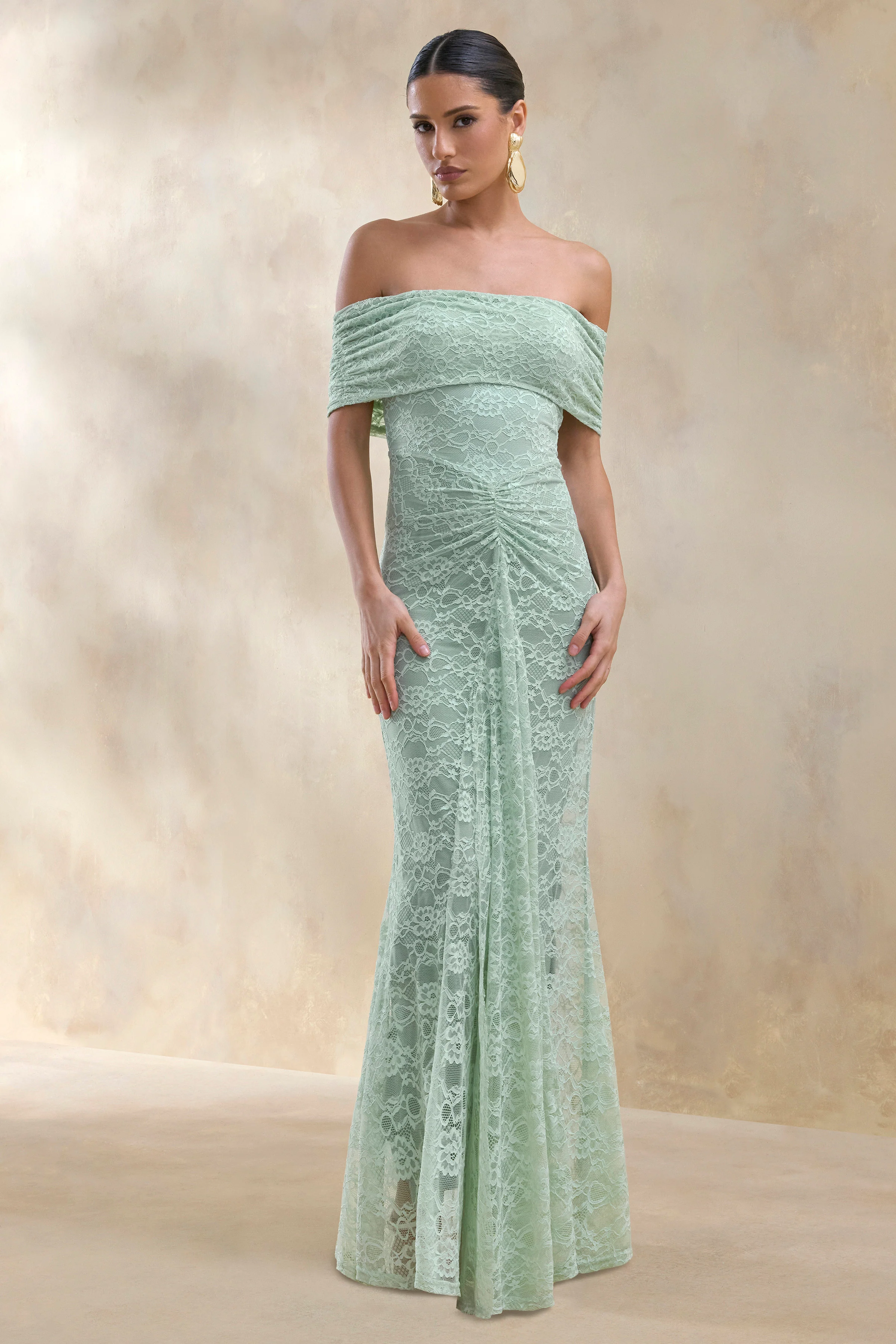 Elinor | Robe longue en dentelle sauge à décolleté bardot avec détails froncés - Image 5