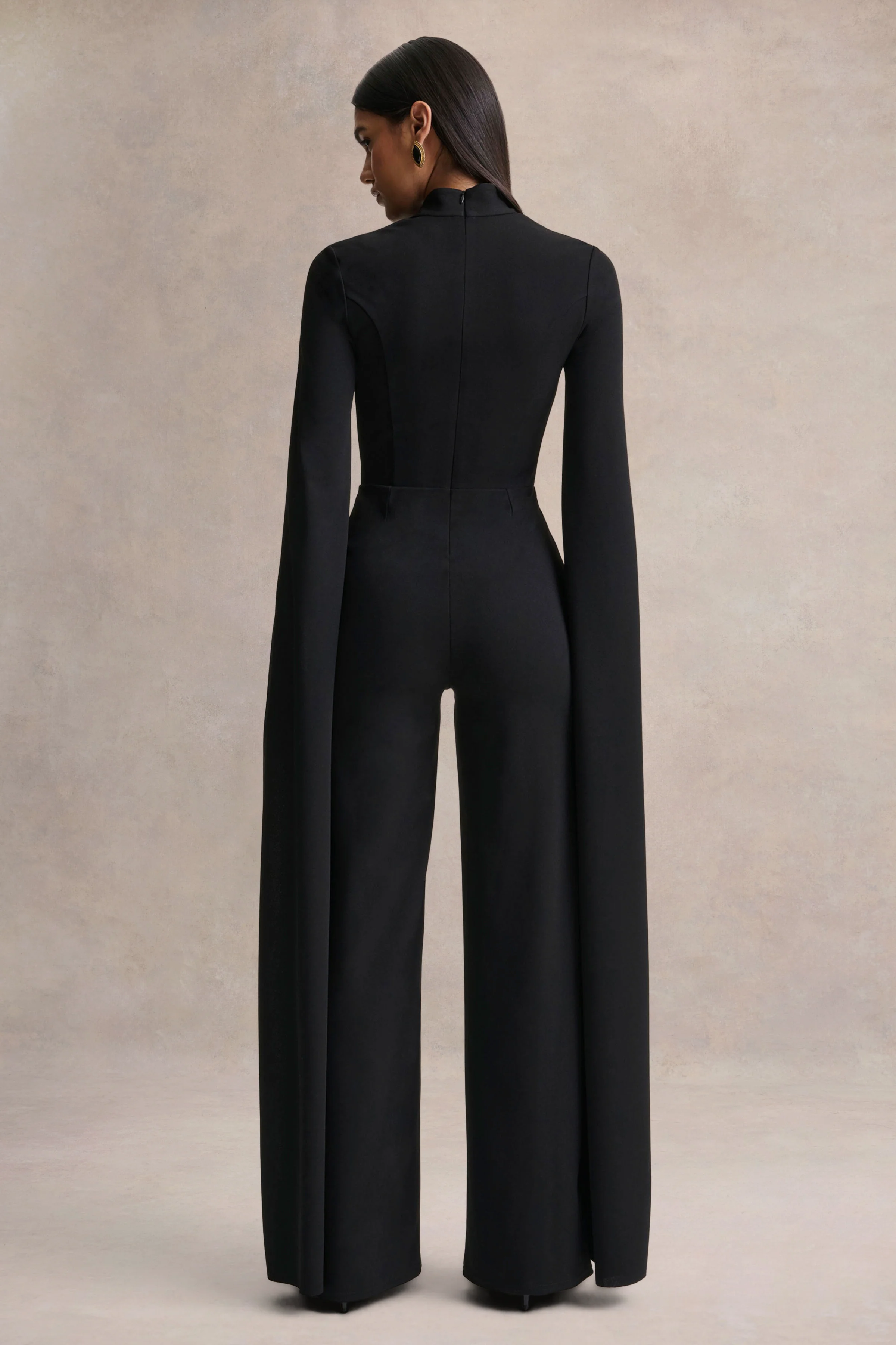Elisabetta | Combinaison noire à encolure carrée avec manches cape - Image 2