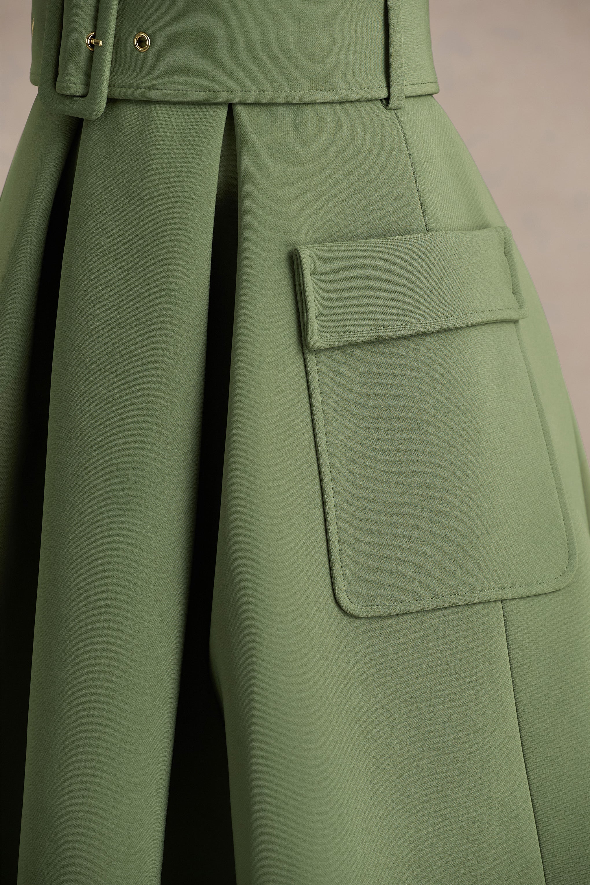 Elisia | Robe mi-longue olive à encolure ronde avec ceinture - Image 6
