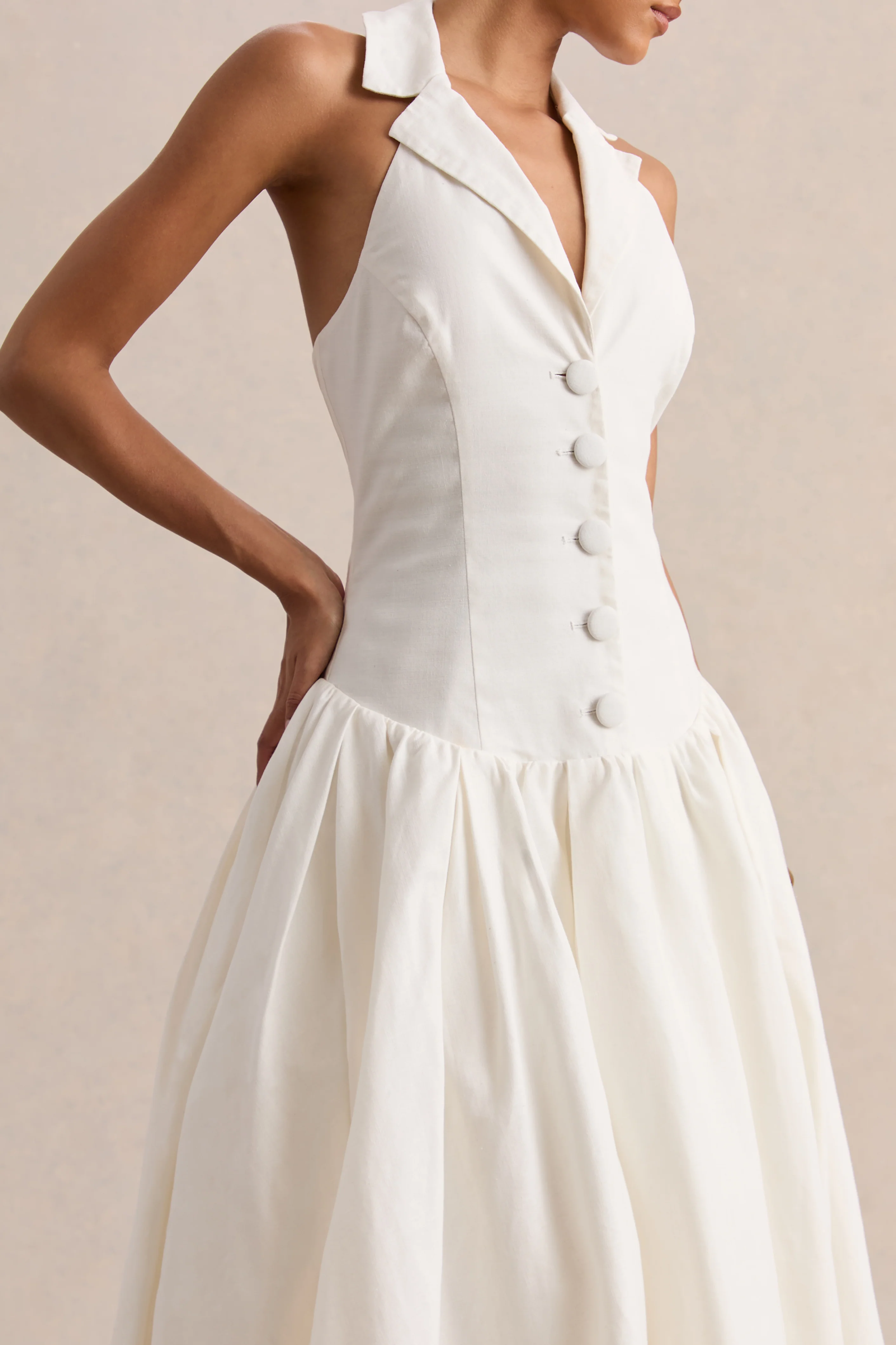 Ella | Robe mi-longue blanche à décolleté plongeant et taille basse - Image 3
