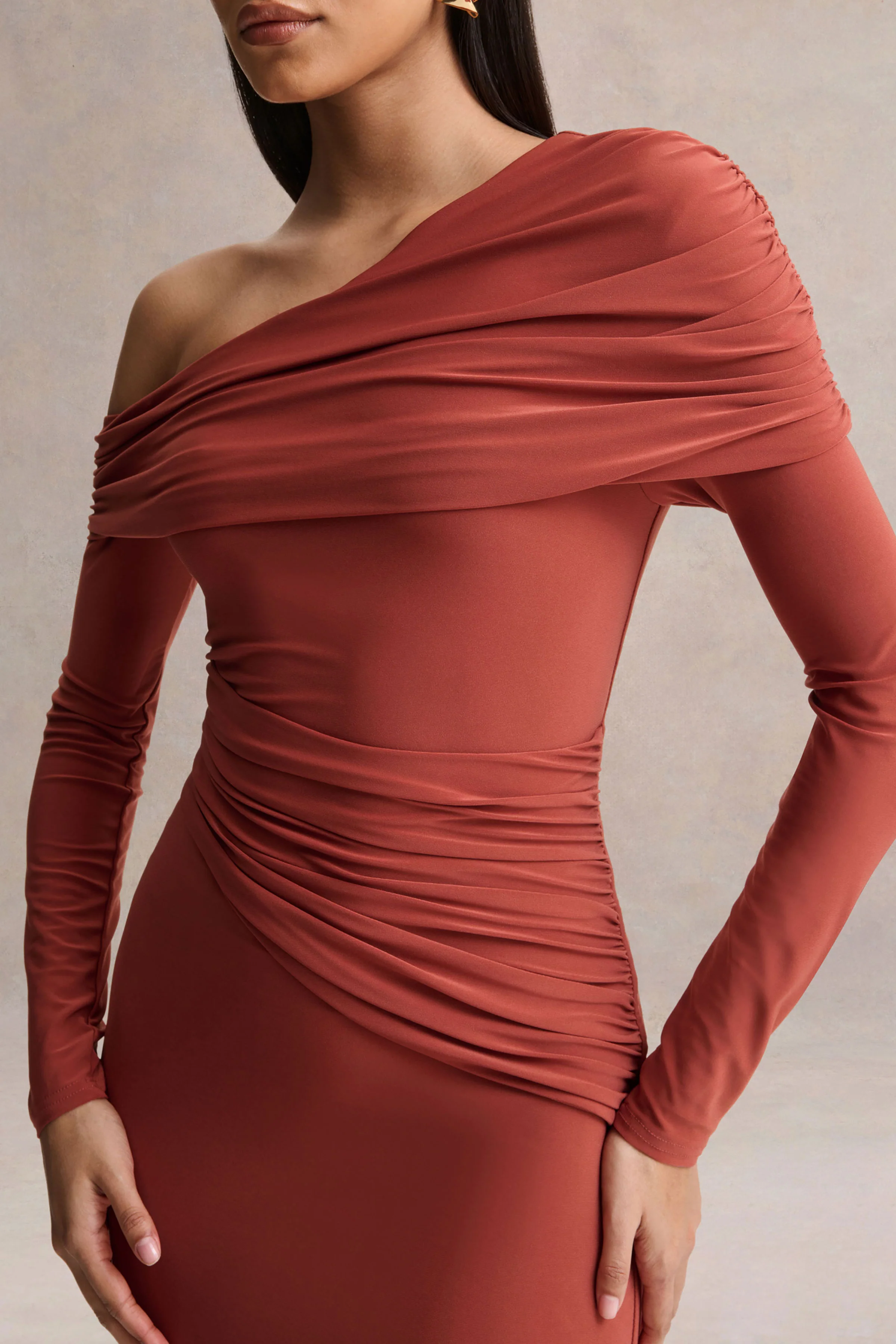 Elliora | Robe mi-longue rouille à encolure asymétrique - Image 3