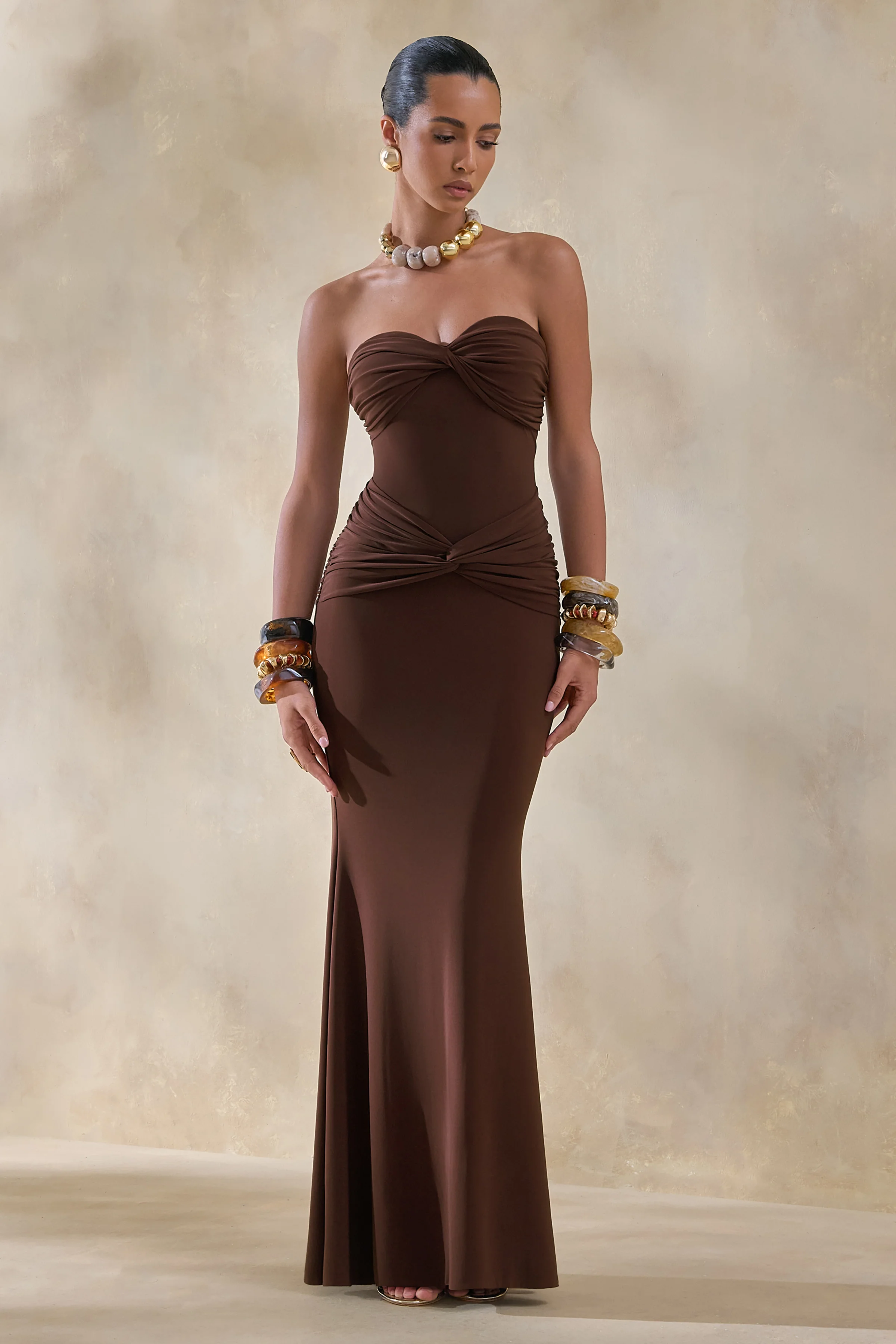 Elodia | Robe longue marron à décolleté bandeau avec détails froncés
