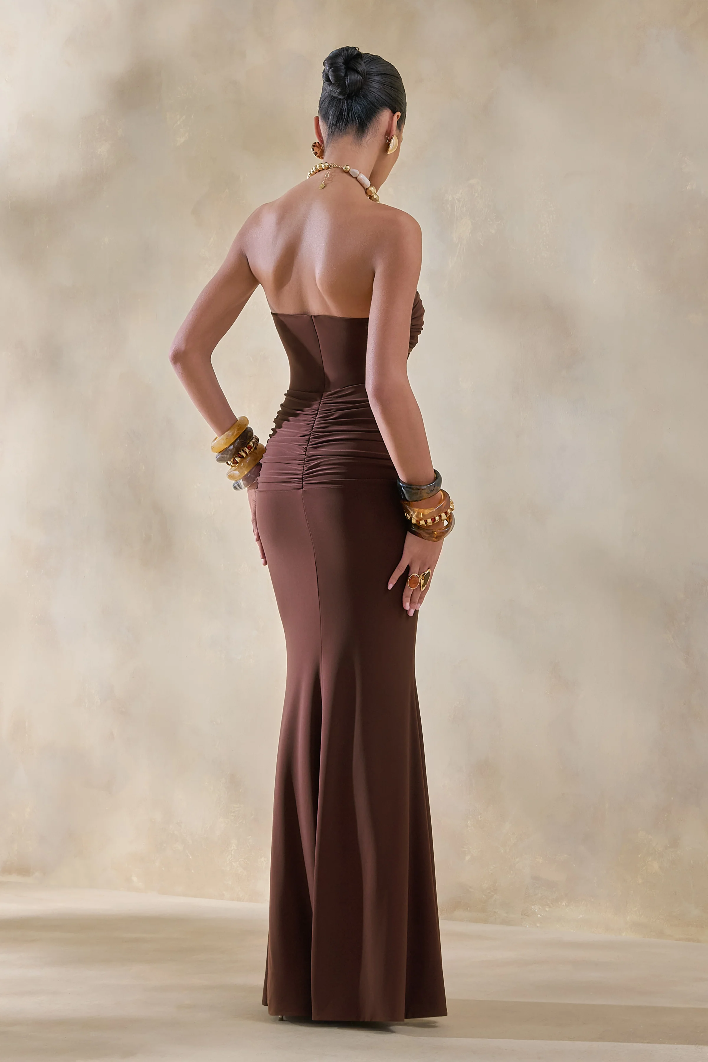 Elodia | Robe longue marron à décolleté bandeau avec détails froncés - Image 2