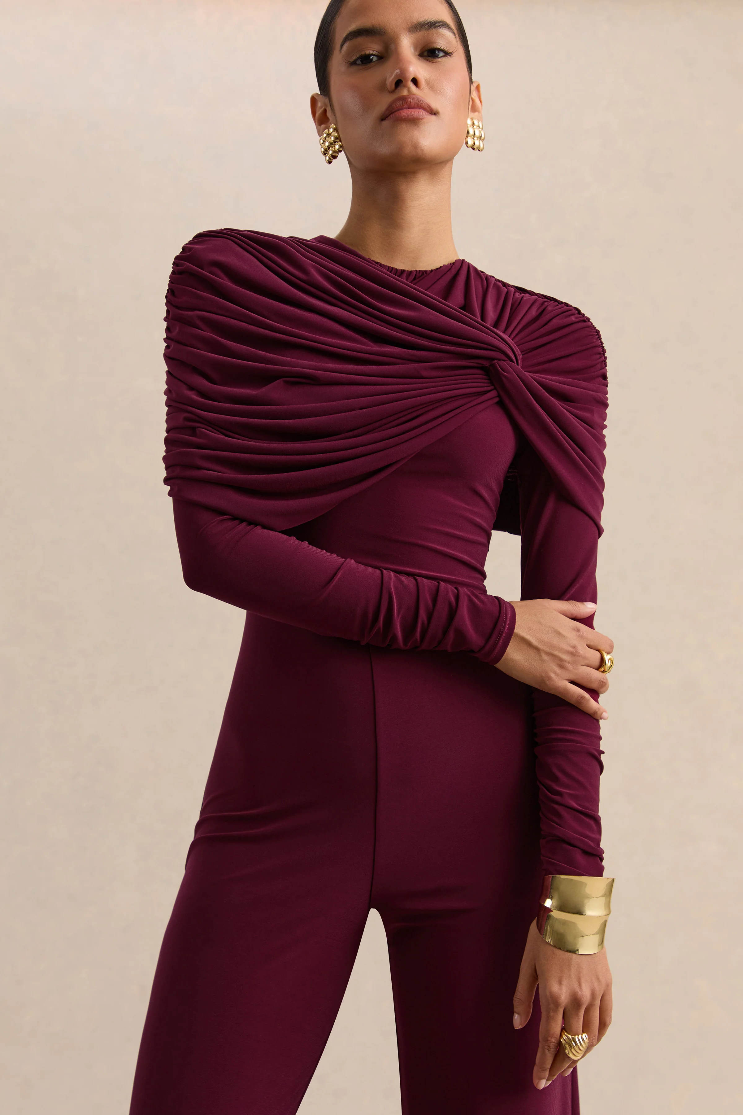 Eloura | Combinaison bordeaux à encolure haute avec détail torsadé froncé - Image 5