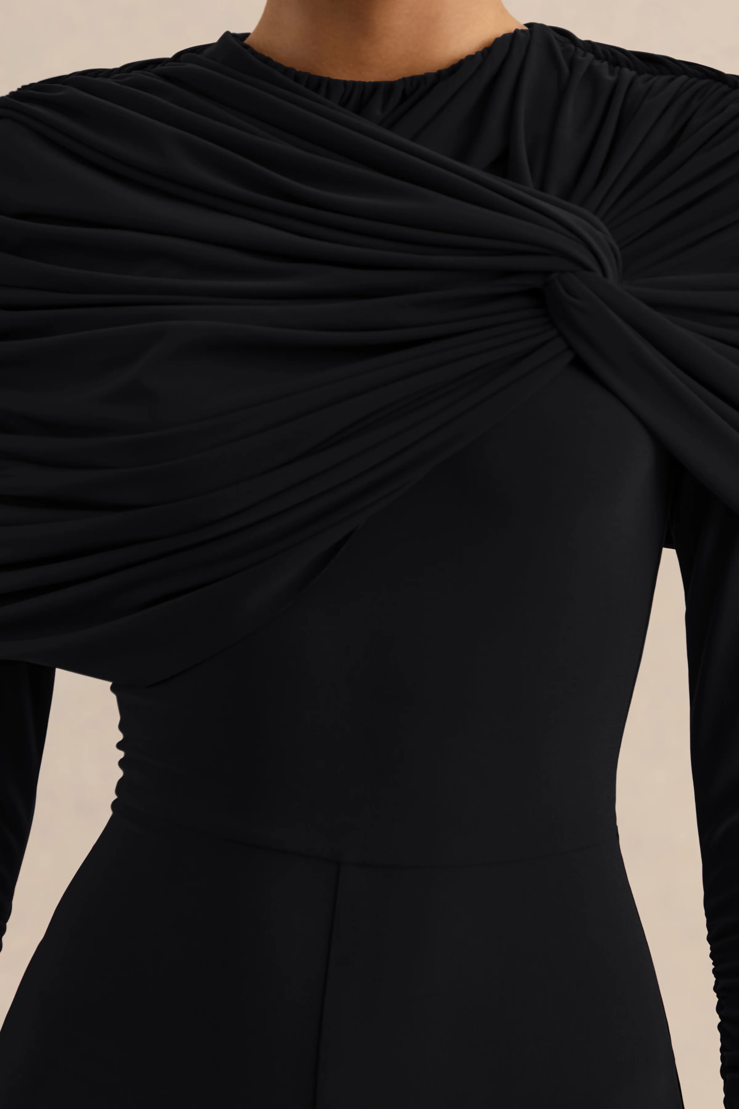 Eloura | Combinaison noire à encolure haute avec détail torsadé froncé - Image 7