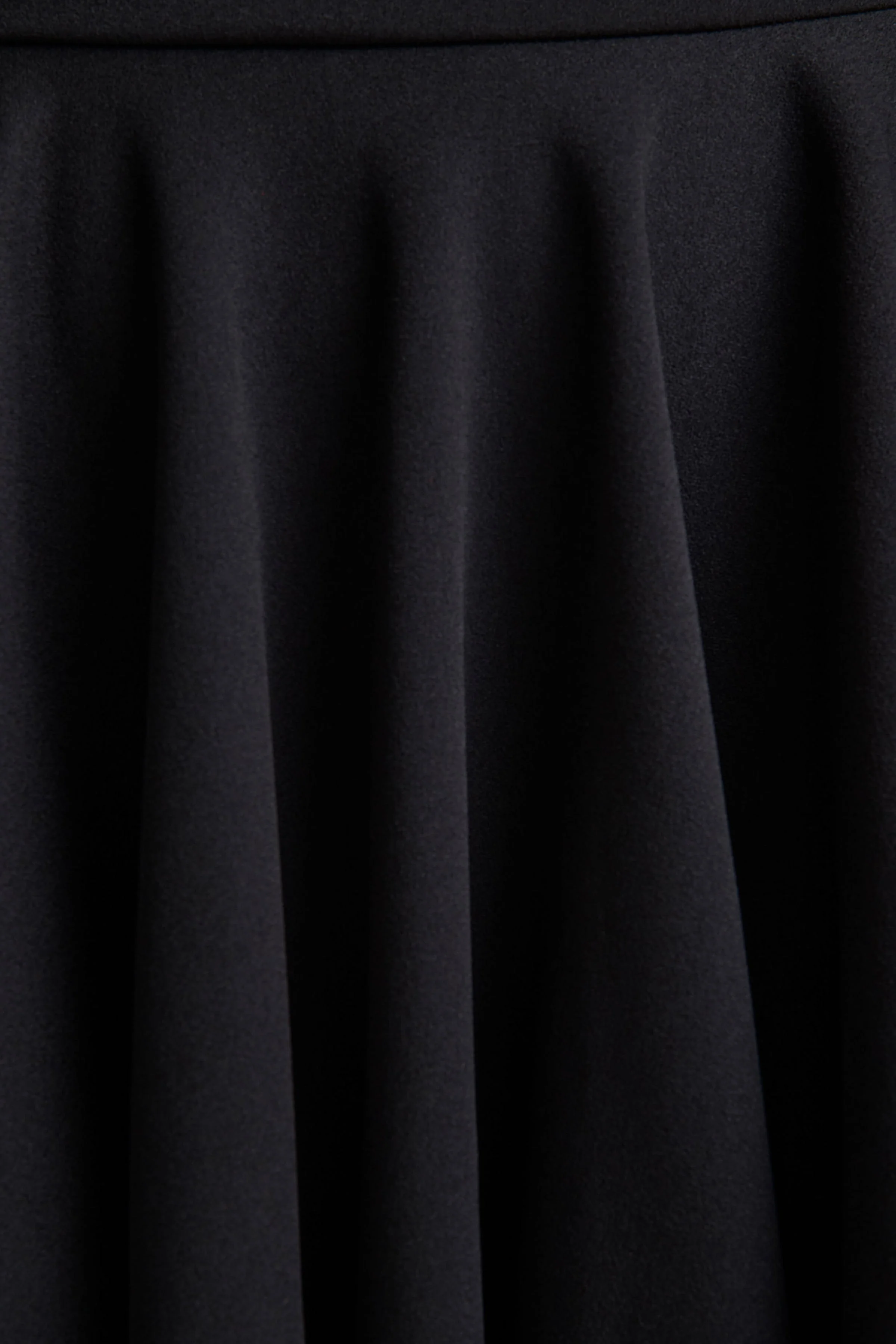 Elowen | Mini-robe noire à encolure carrée avec manches en dentelle - Image 7