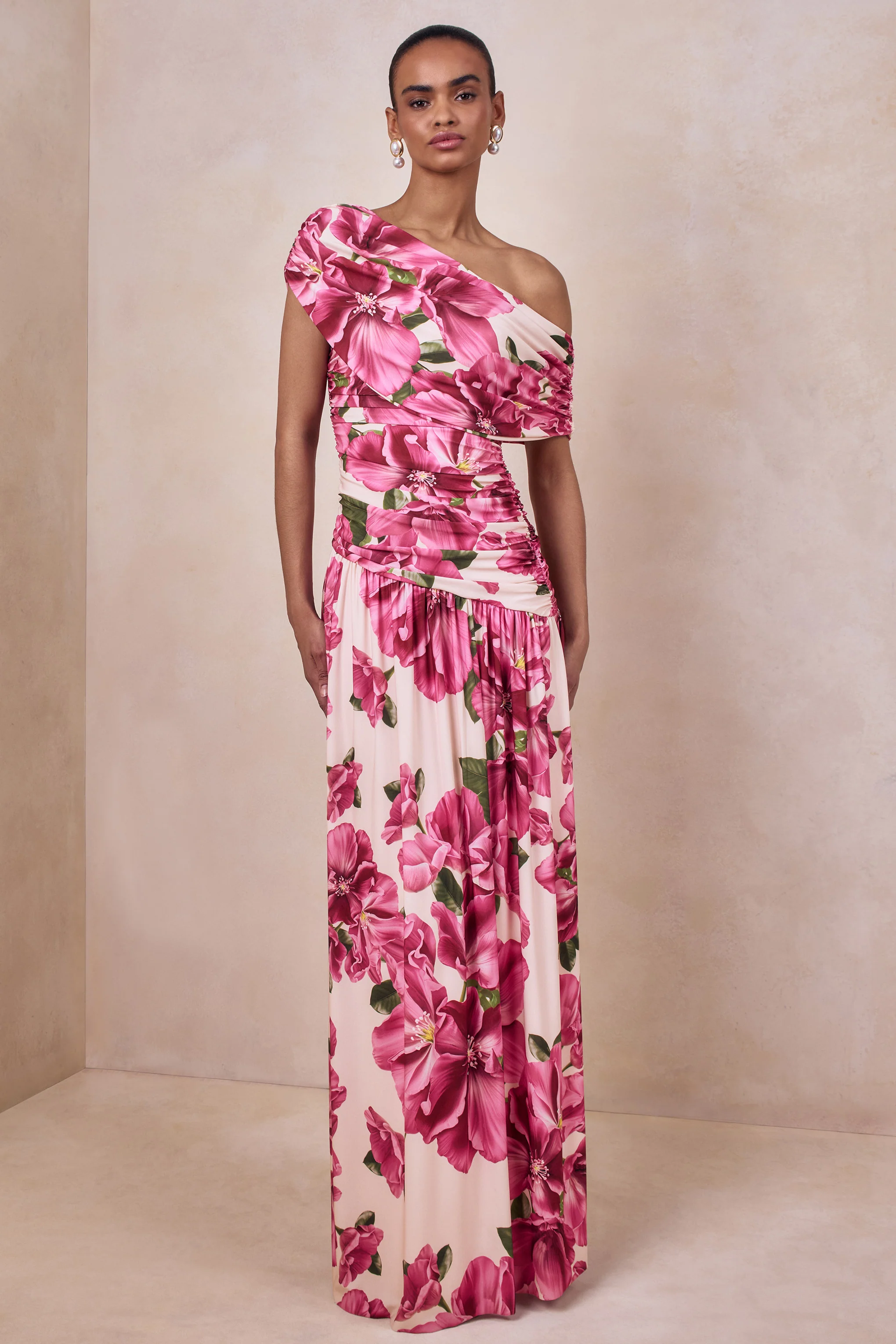 Emberly | Robe longue à imprimé floral hibiscus rose à encolure asymétrique et taille basse