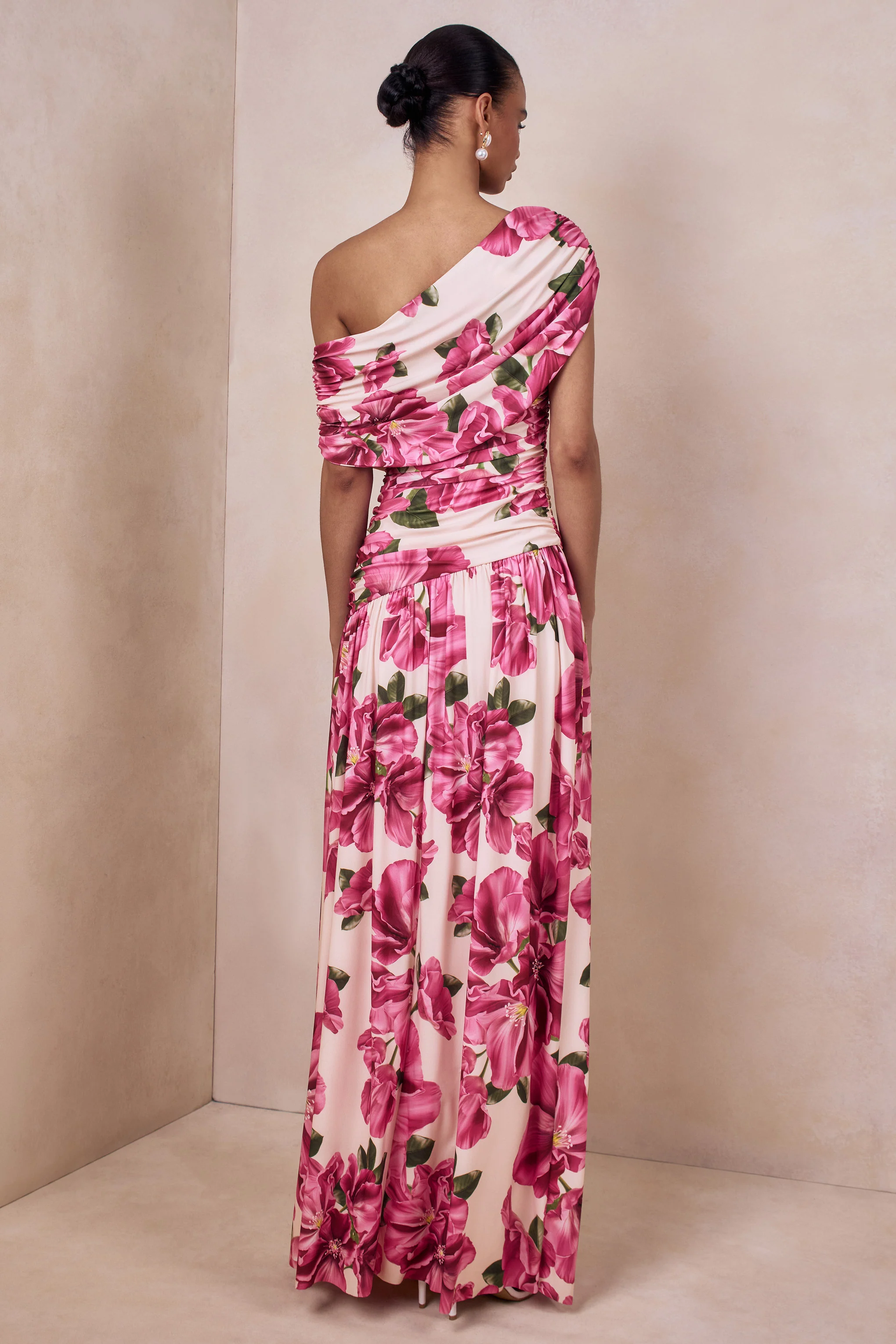 Emberly | Robe longue à imprimé floral hibiscus rose à encolure asymétrique et taille basse - Image 2
