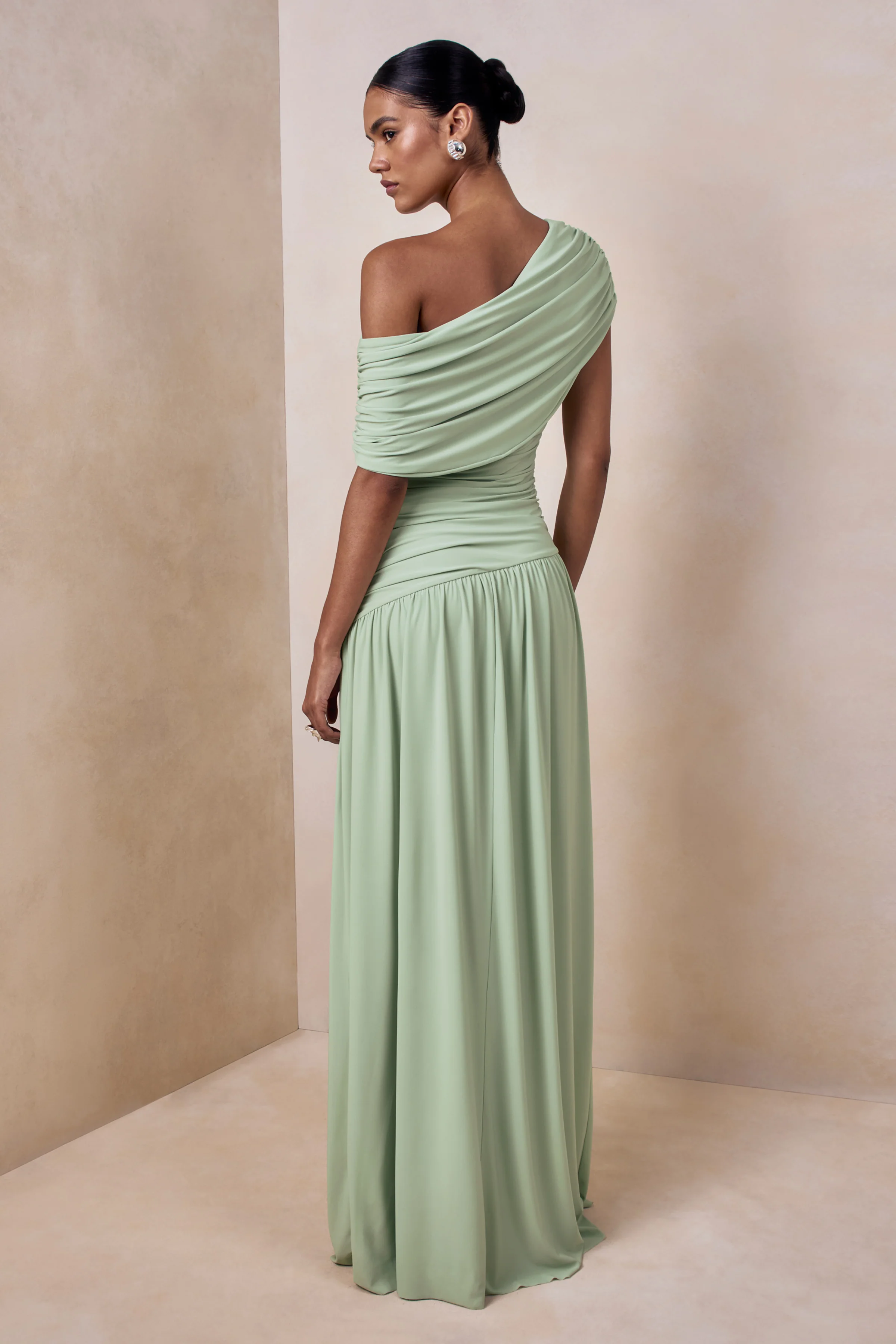 Emberly | Robe longue verte à encolure asymétrique drapée avec taille basse - Image 2