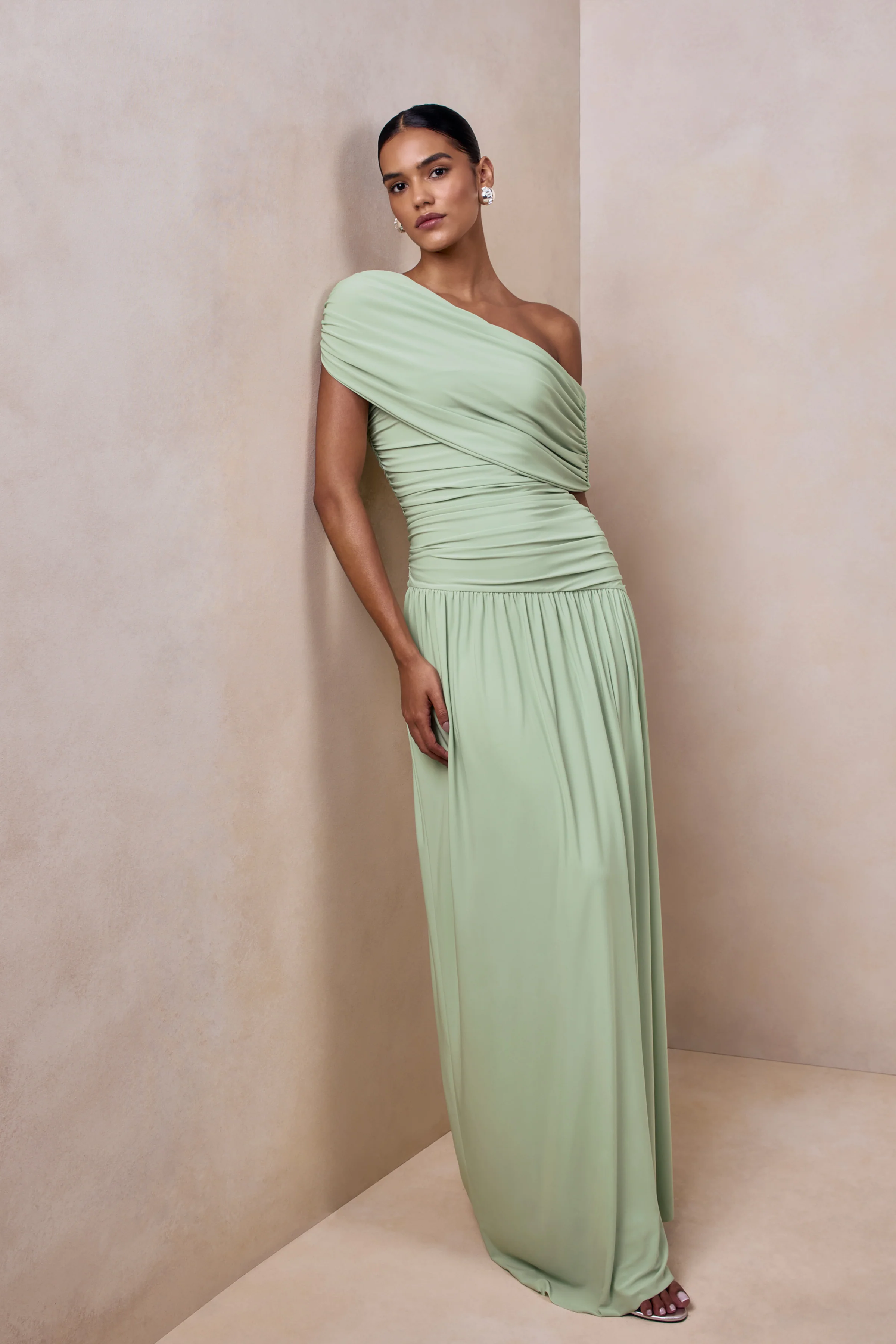 Emberly | Robe longue verte à encolure asymétrique drapée avec taille basse - Image 4
