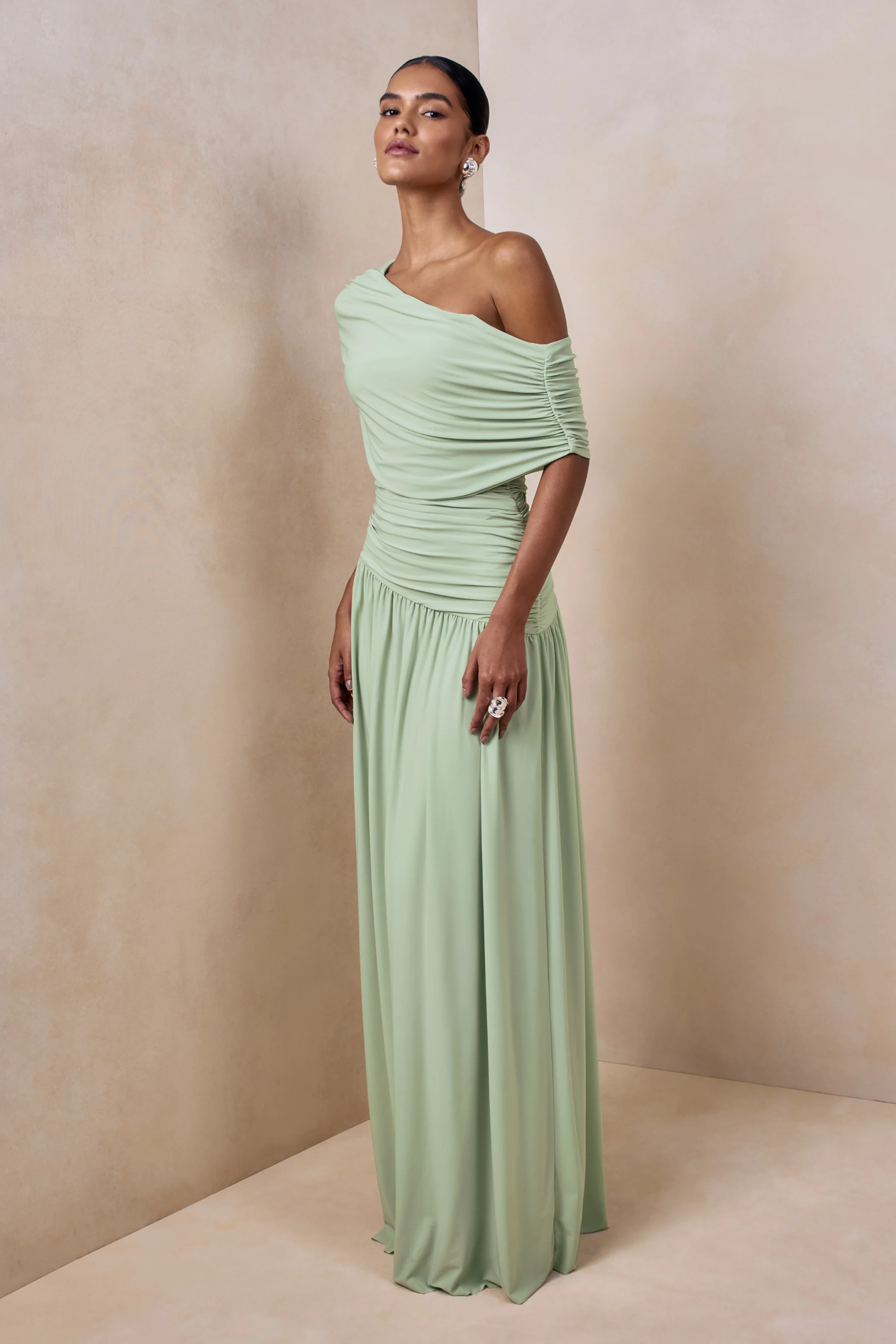 Emberly | Robe longue verte à encolure asymétrique drapée avec taille basse - Image 5