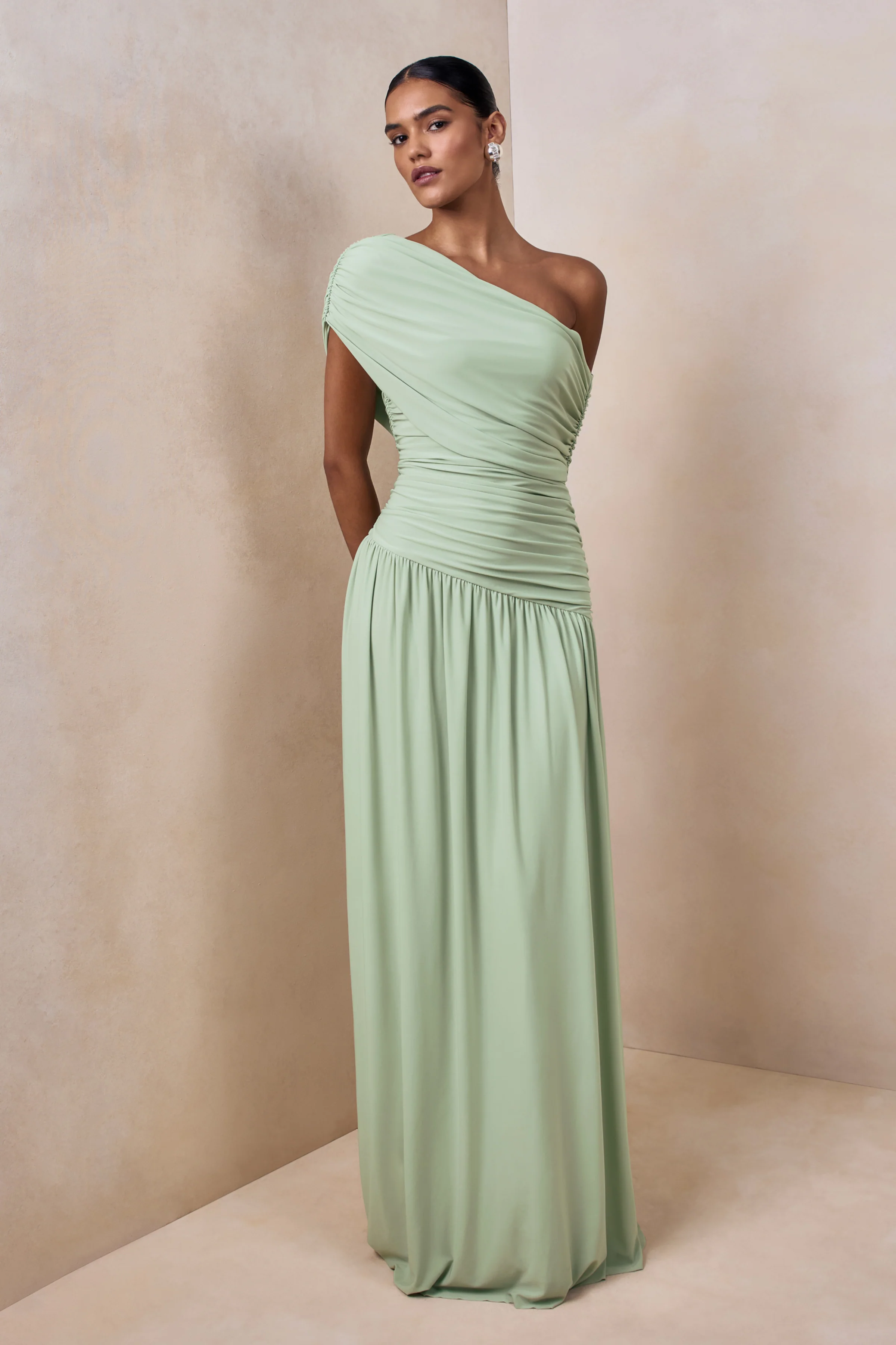Emberly | Robe longue verte à encolure asymétrique drapée avec taille basse - Image 6
