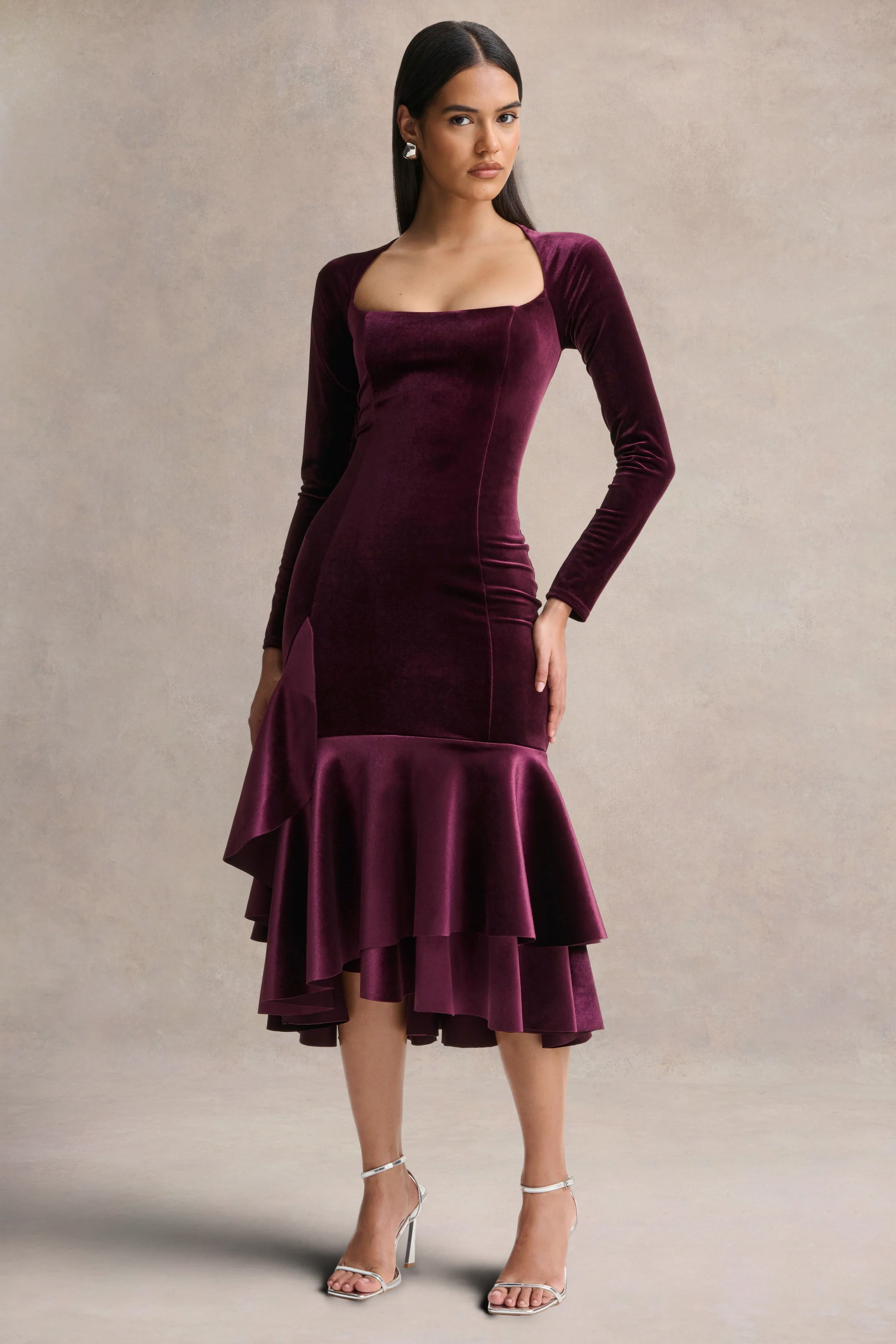 Emberlyn | Robe mi-longue sirène en velours bordeaux à encolure dégagée - Image 4