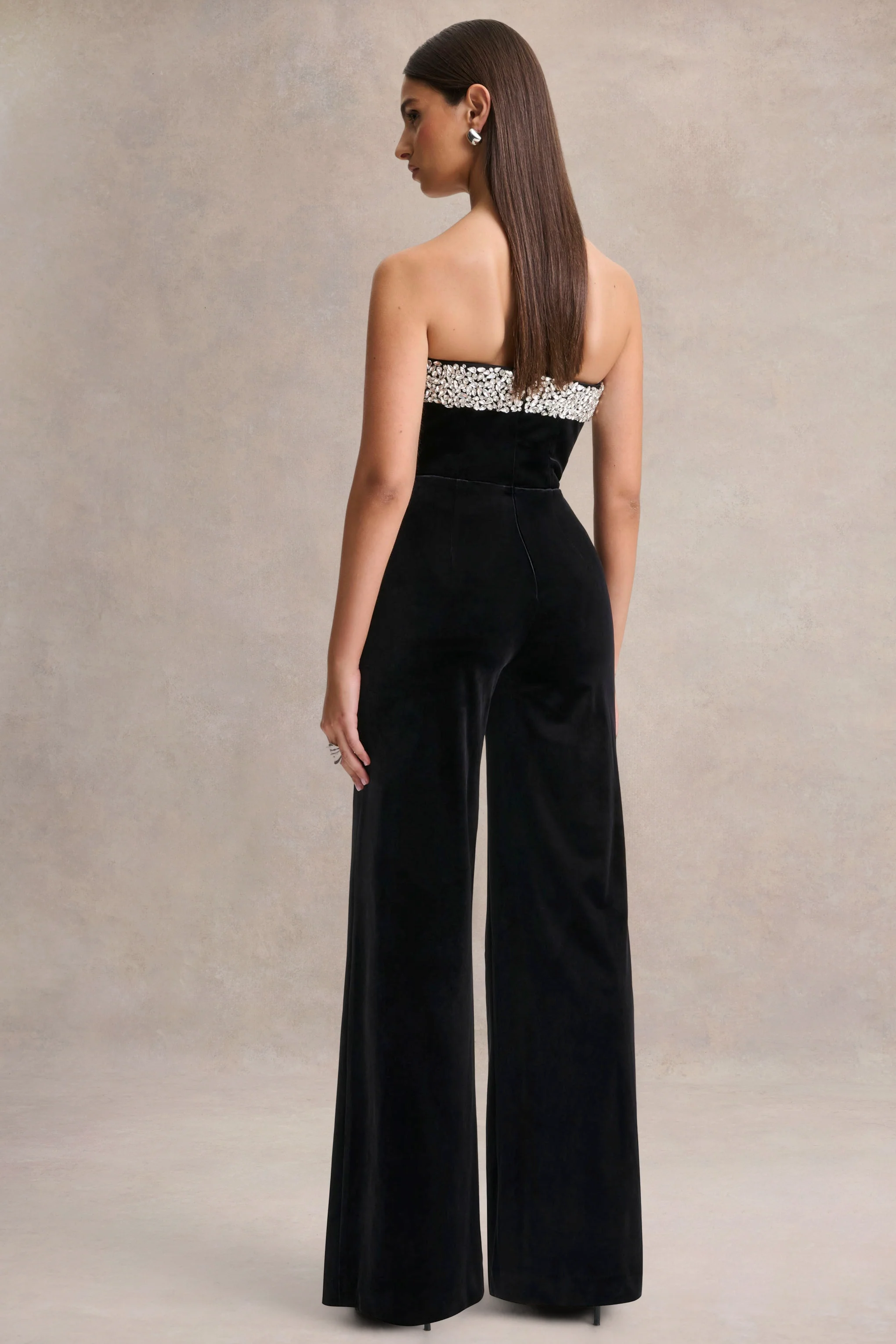 Emelie | Combinaison noire en velours à encolure bandeau ornée à la main - Image 2