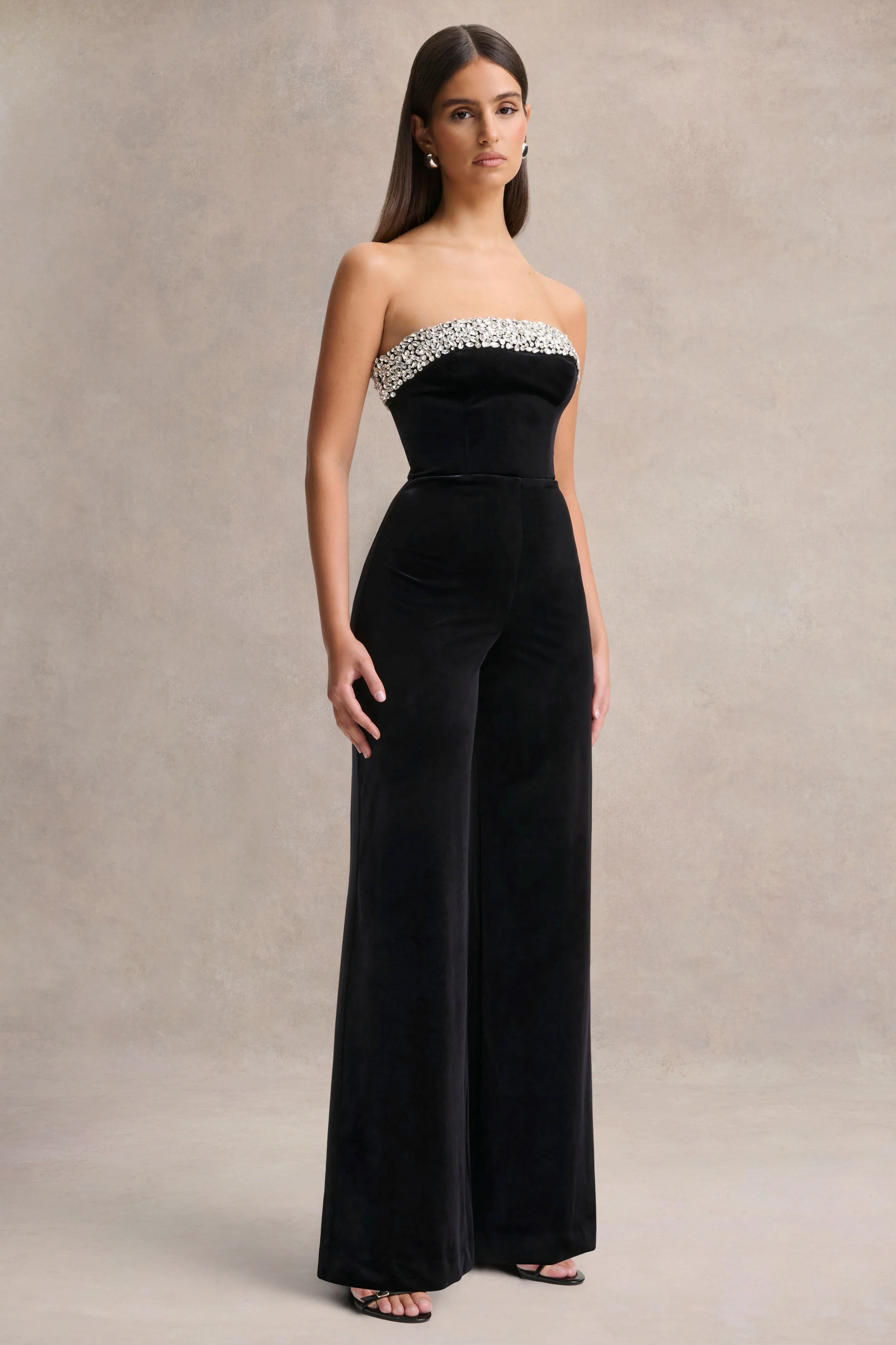 Emelie | Combinaison noire en velours à encolure bandeau ornée à la main - Image 4