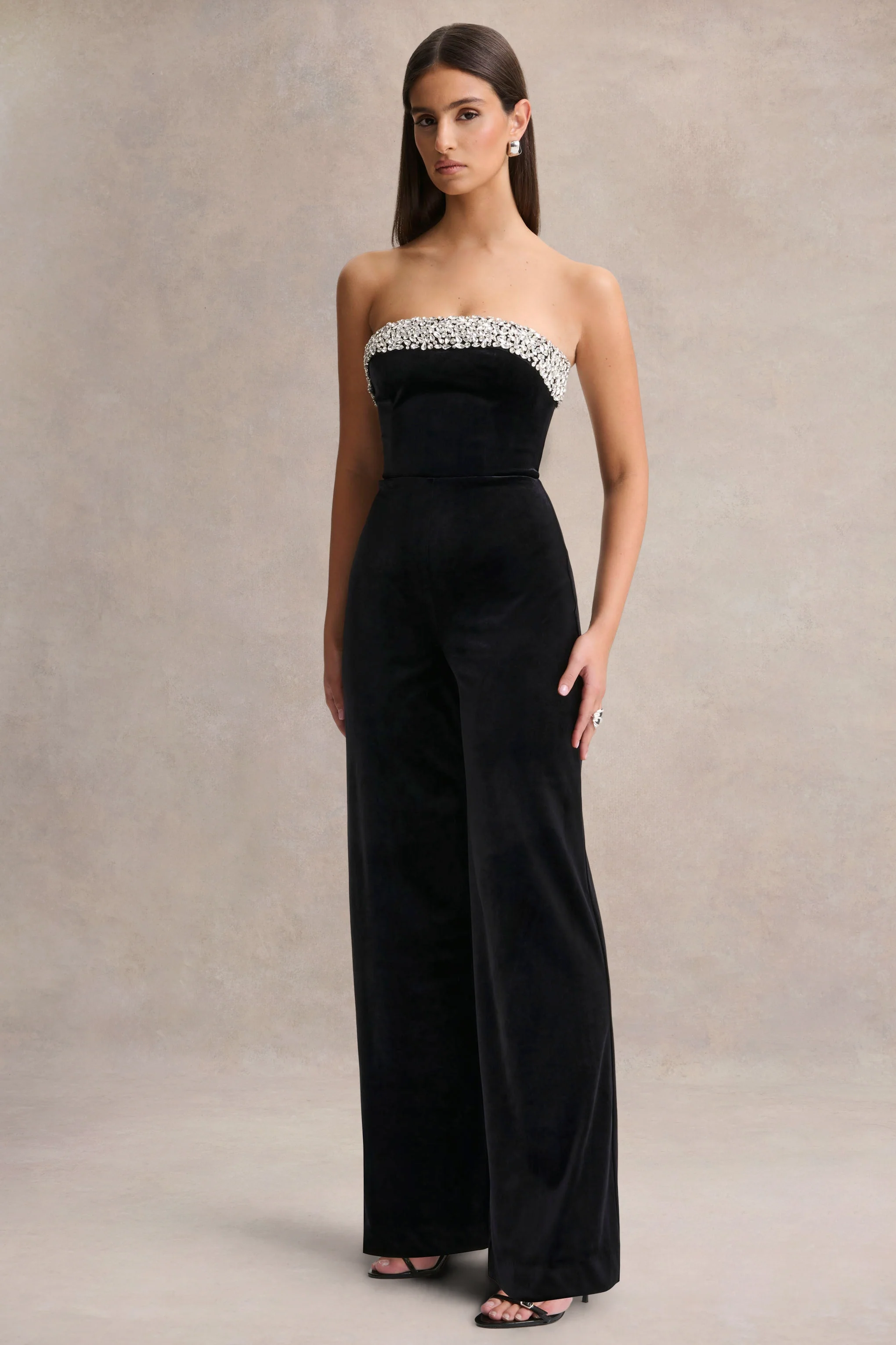 Emelie | Combinaison noire en velours à encolure bandeau ornée à la main - Image 5
