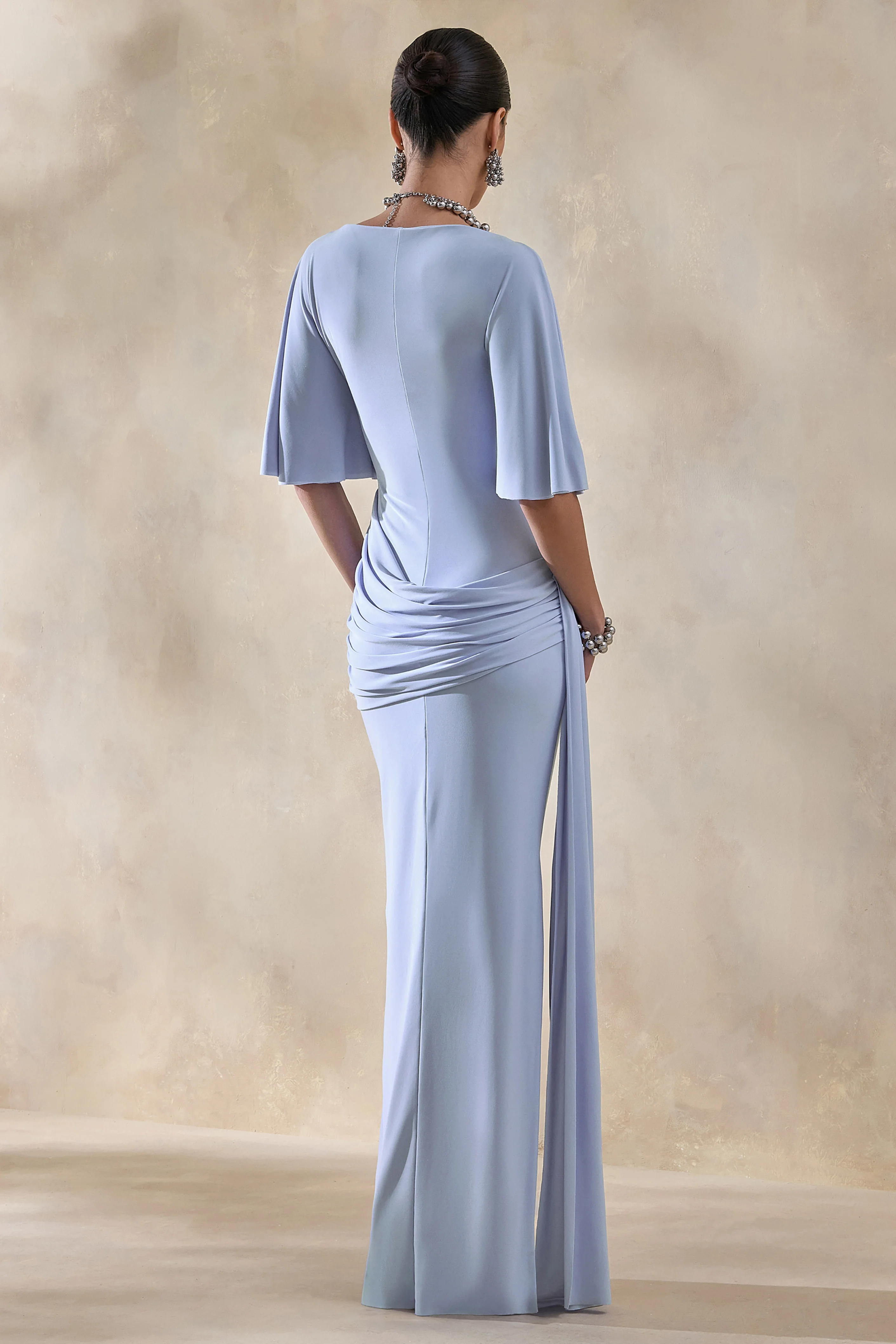 Emerelle | Robe longue bleu poudré à encolure large avec ceinture et détails drapés - Image 2