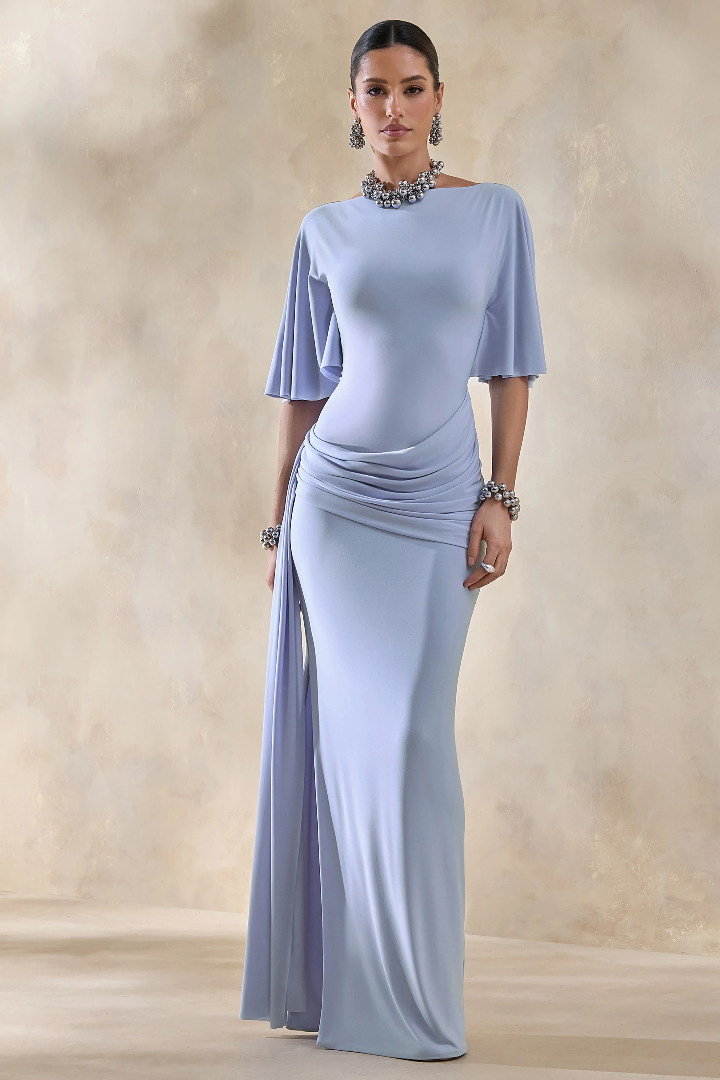 Emerelle | Robe longue bleu poudré à encolure large avec ceinture et détails drapés - Image 4