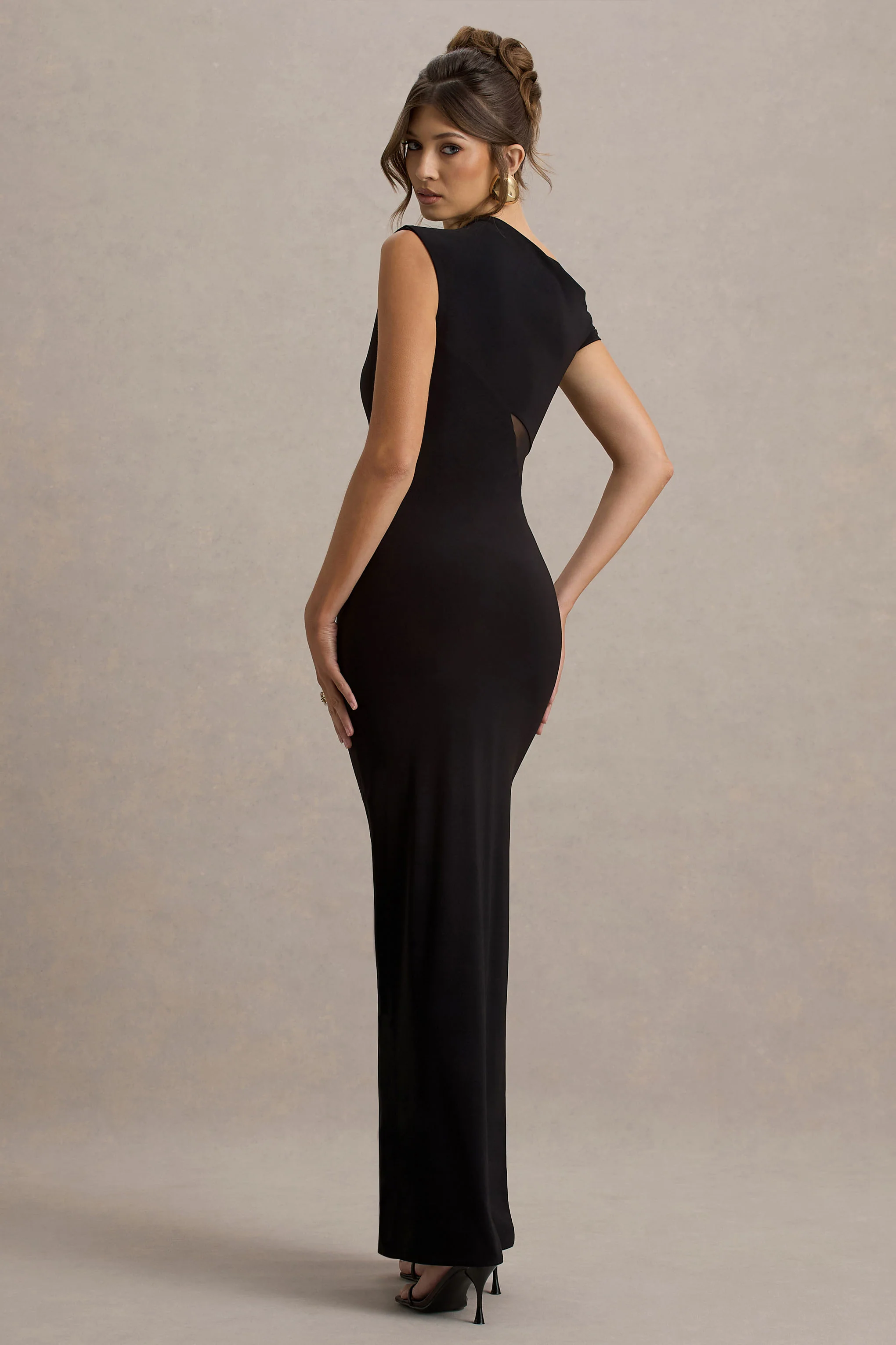 Emily | Robe longue asymétrique noire à fente avec détails en mesh - Image 2