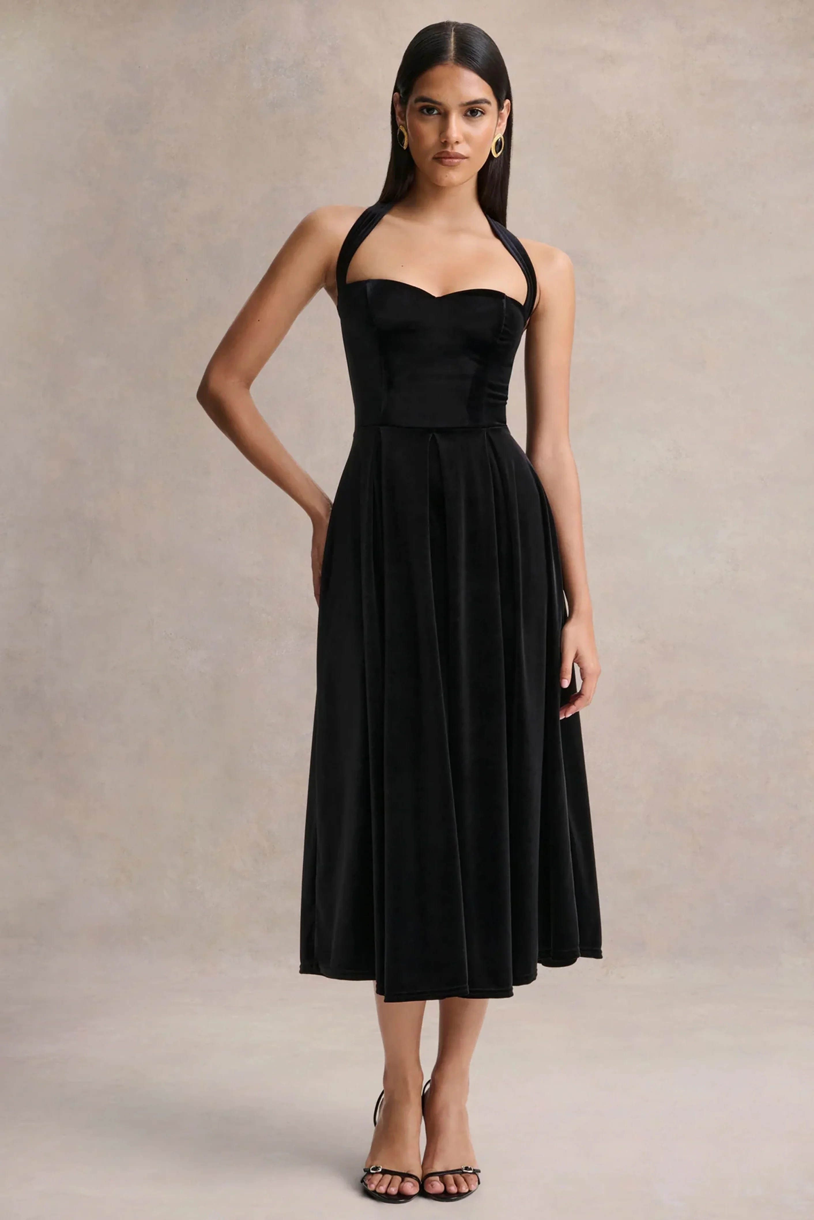 Esmeray | Robe mi-longue noire en velours à décolleté cœur