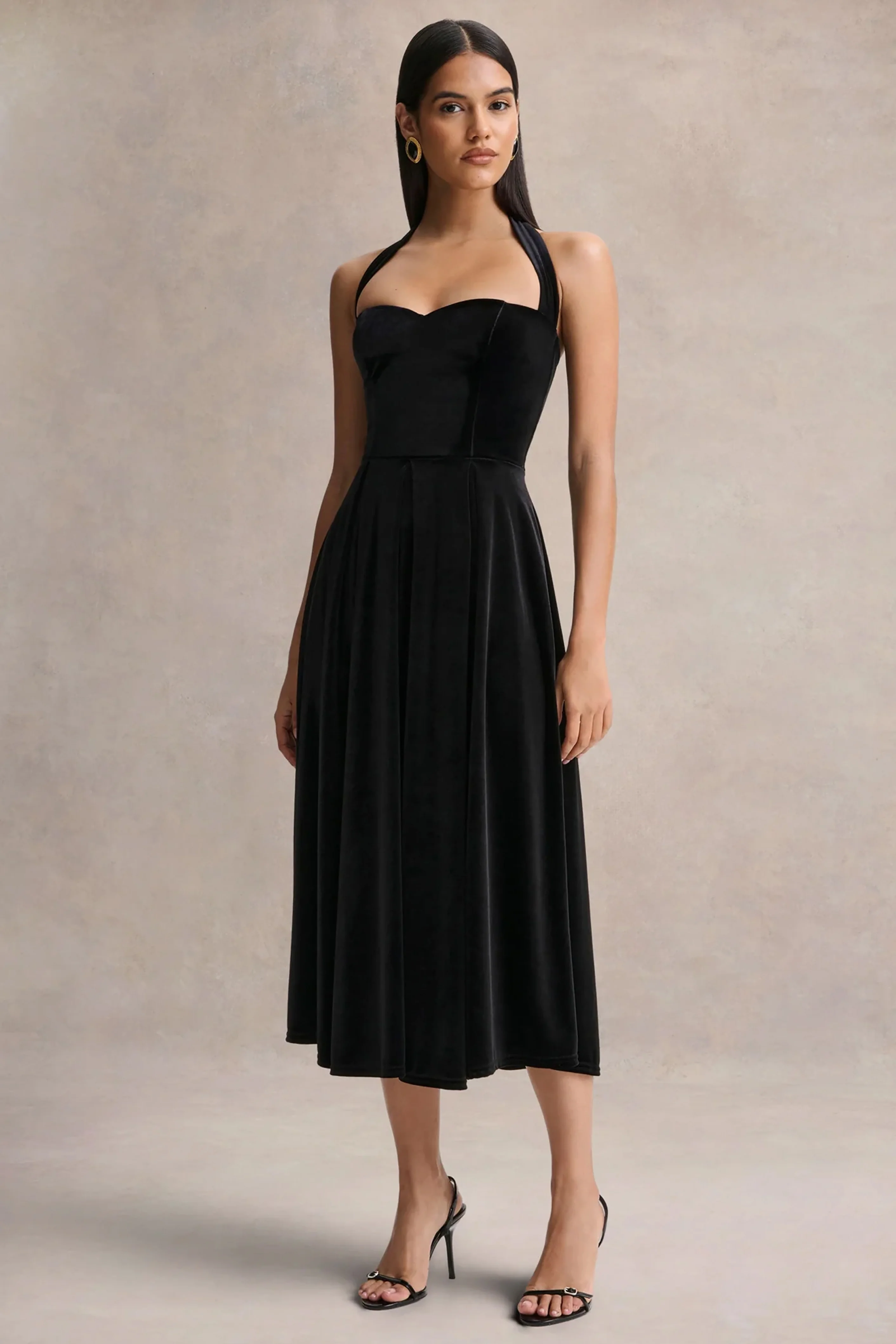 Esmeray | Robe mi-longue noire en velours à décolleté cœur - Image 3
