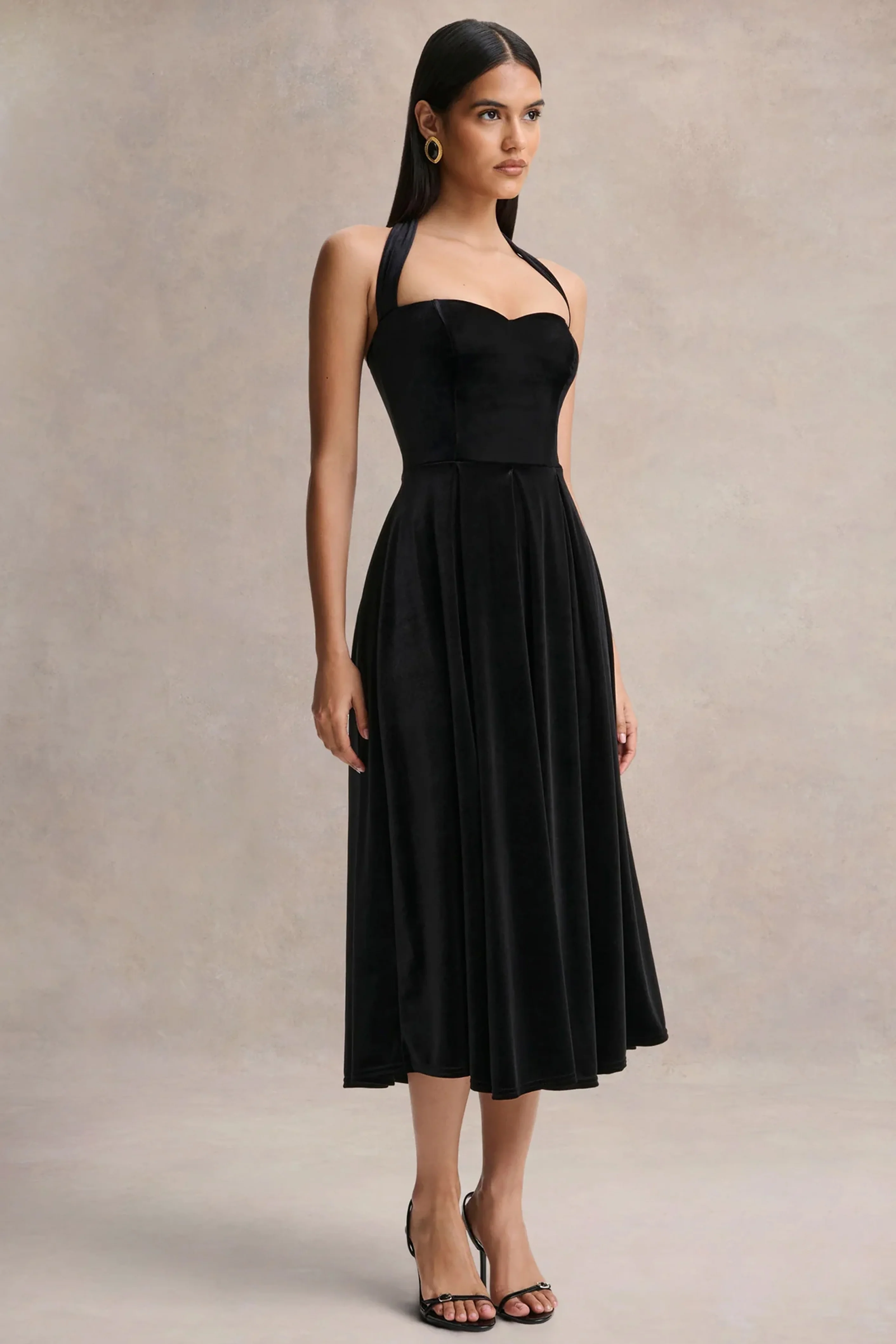 Esmeray | Robe mi-longue noire en velours à décolleté cœur - Image 4