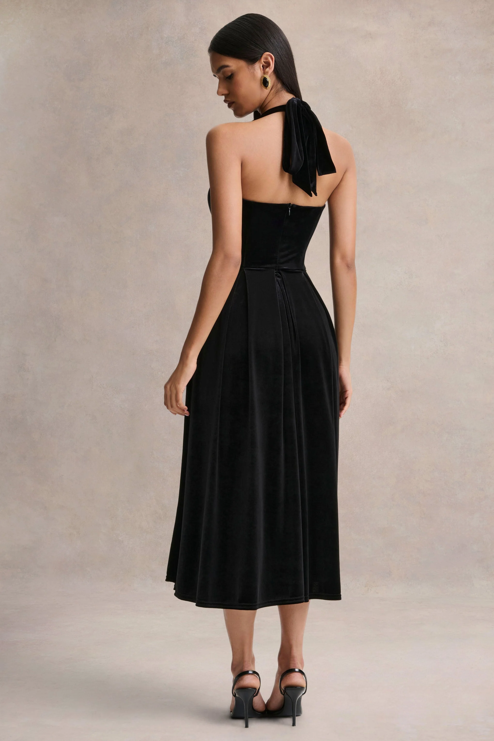 Esmeray | Robe mi-longue noire en velours à décolleté cœur - Image 5