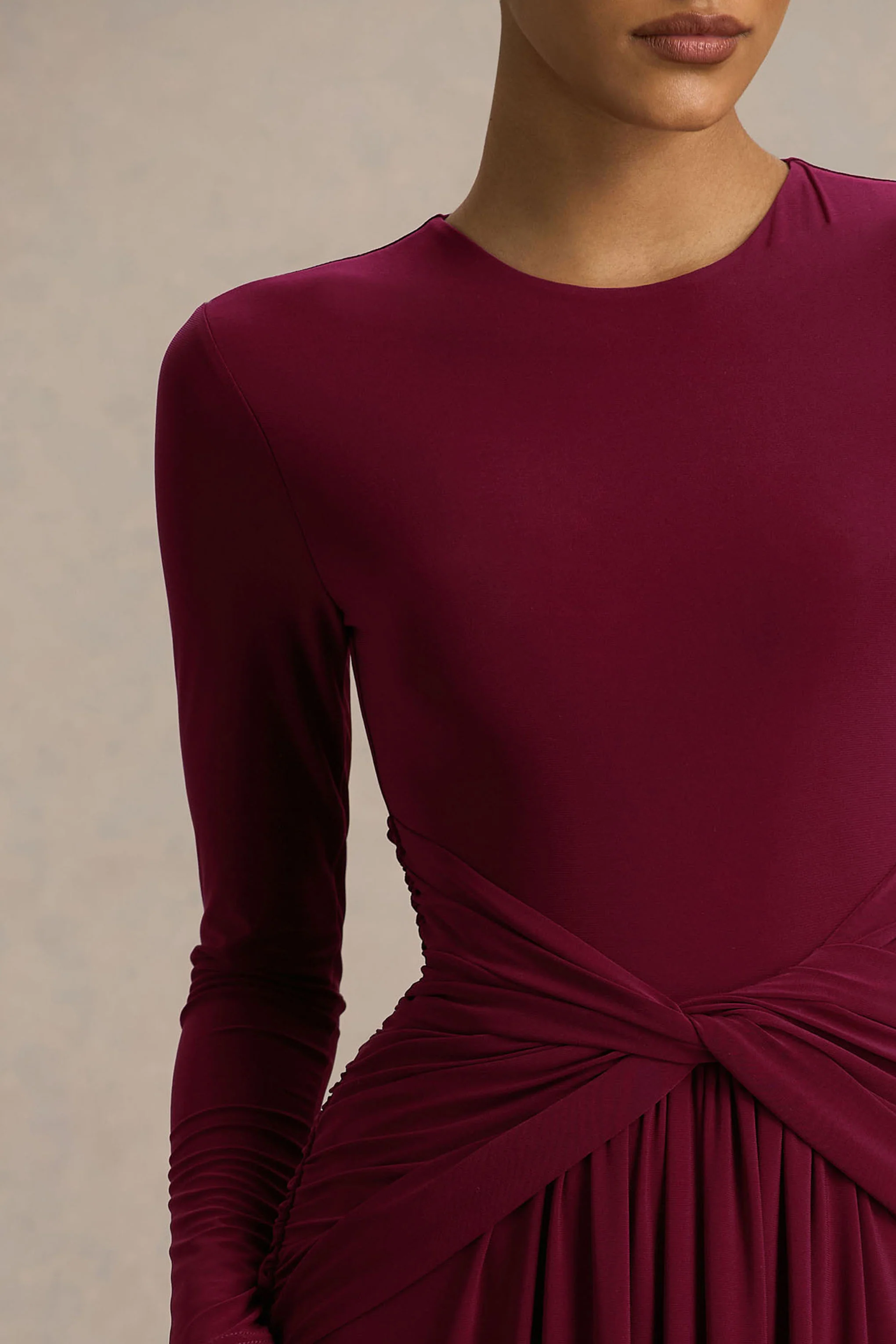 Estrella | Robe longue à haute encolure bordeaux avec détails froncés - Image 3