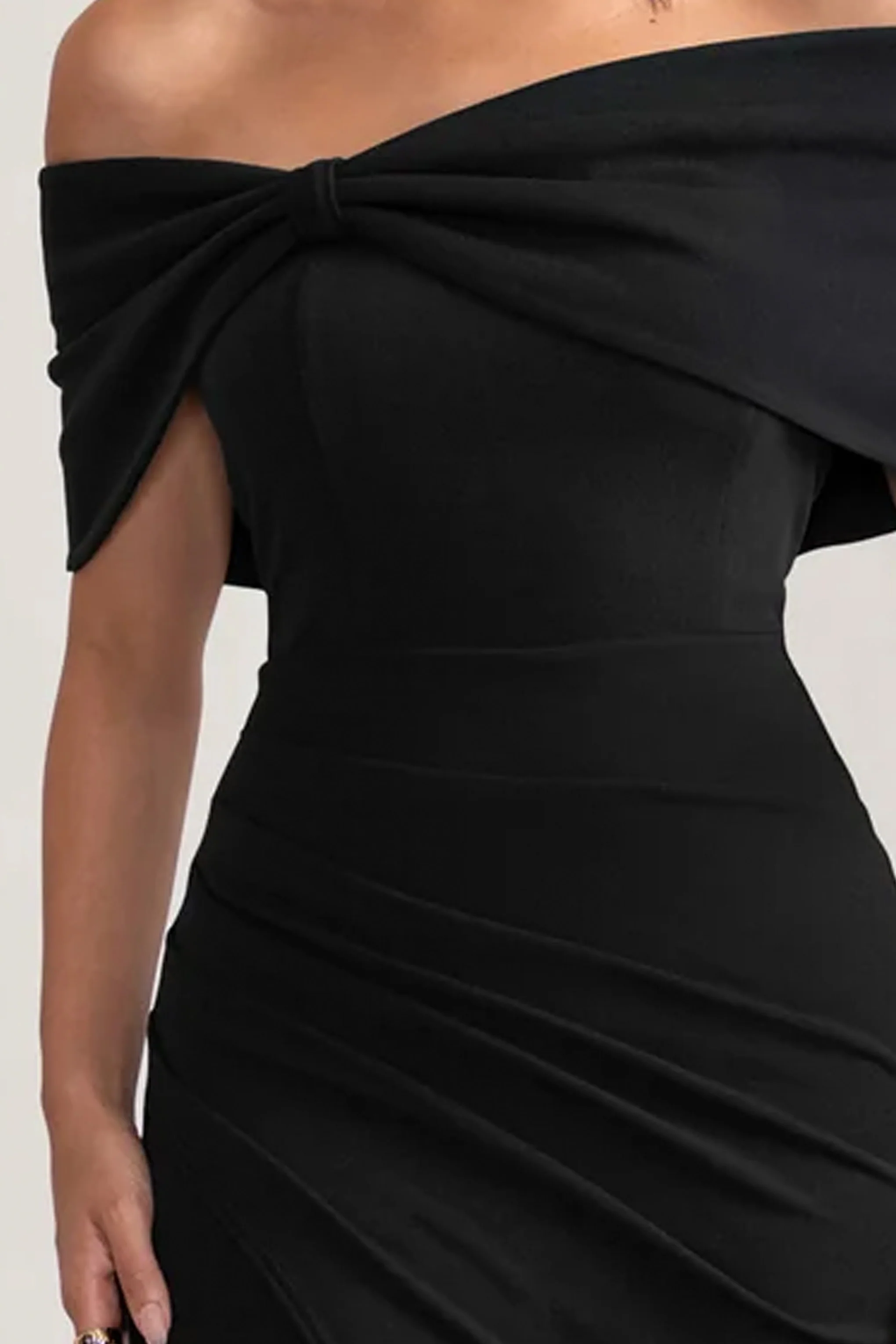 Eva | Robe longue noire bardot avec nœud et fente - Image 5