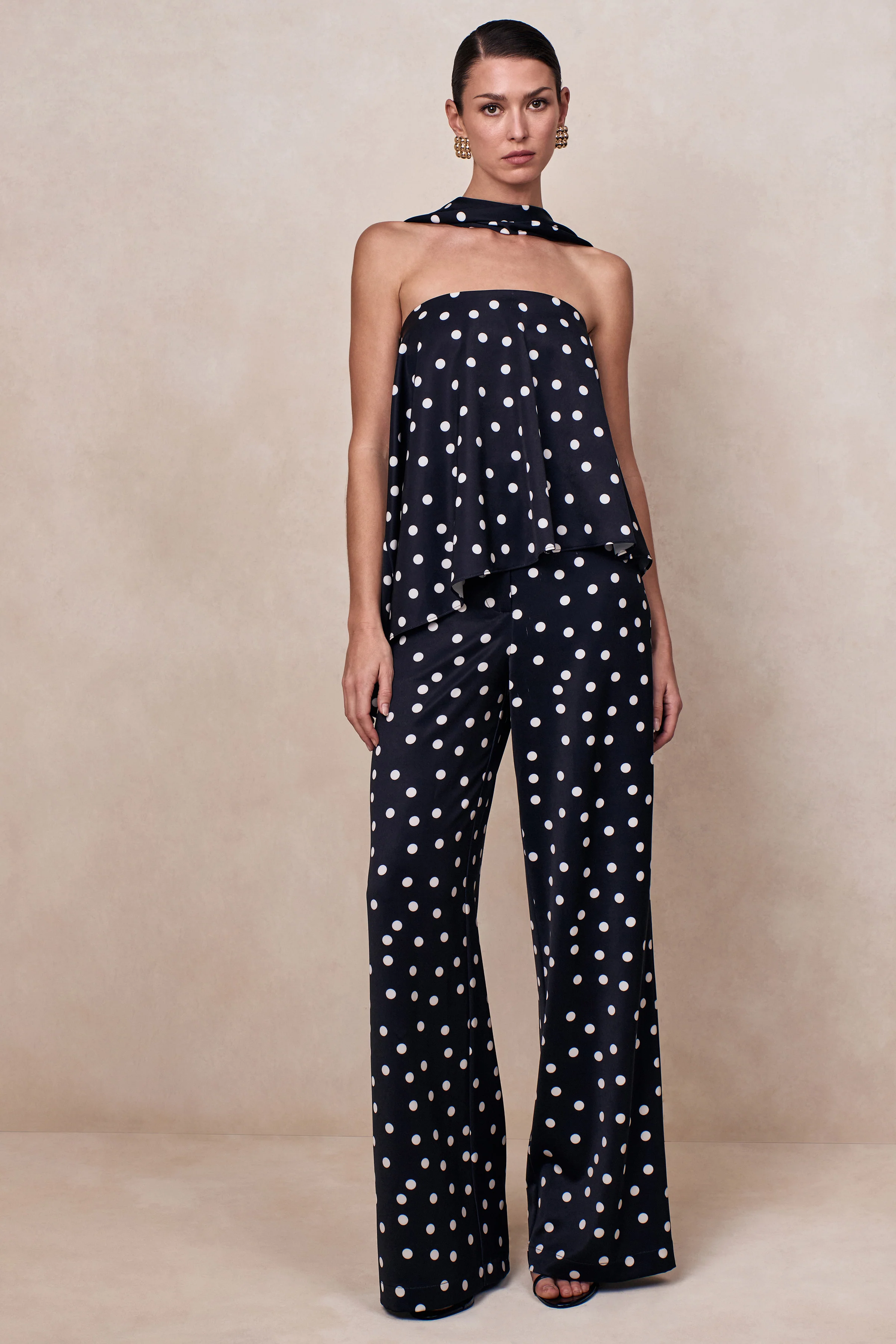 Evandra | Haut bandeau en satin à pois noirs et blancs avec écharpe - Image 3