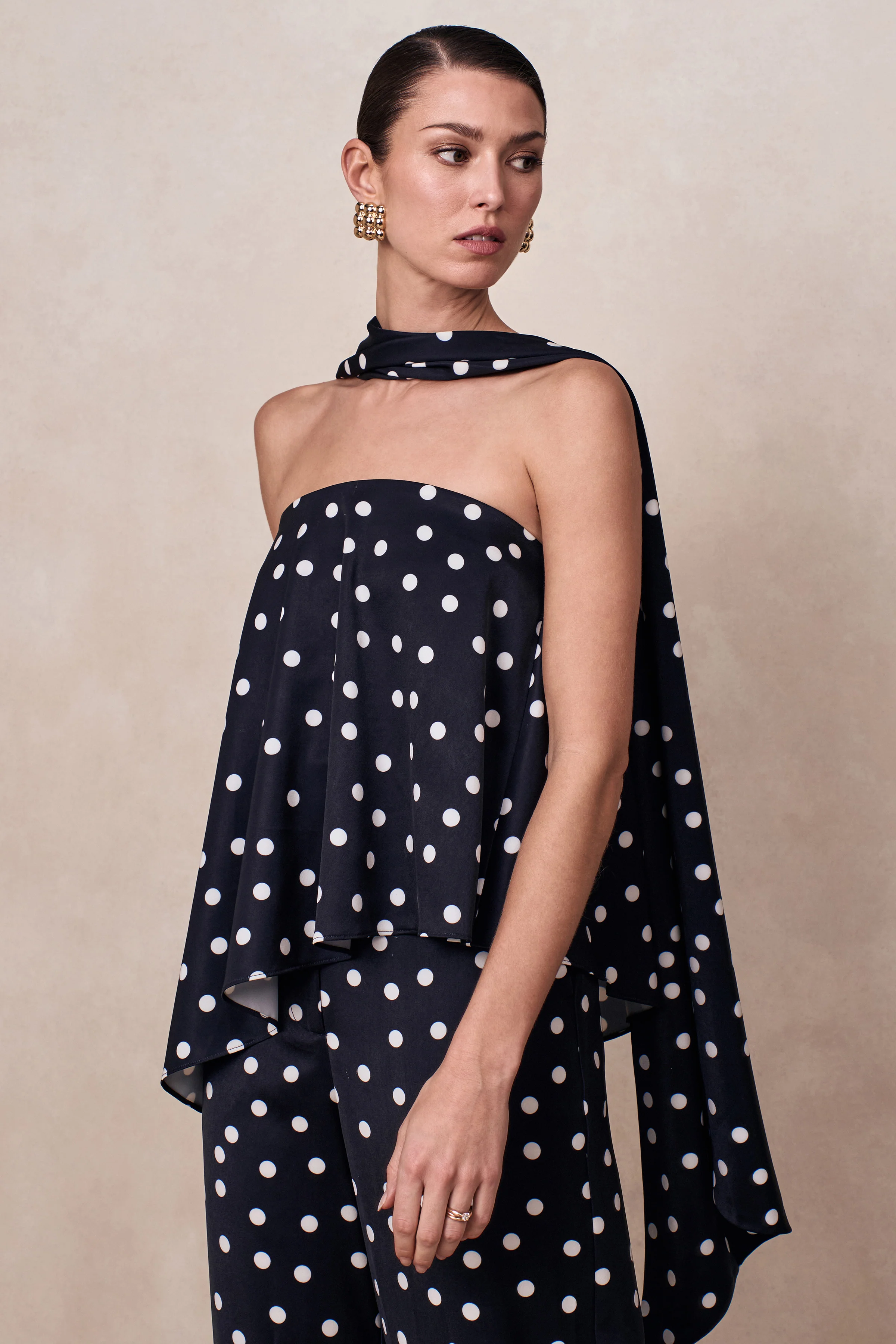 Evandra | Haut bandeau en satin à pois noirs et blancs avec écharpe - Image 4