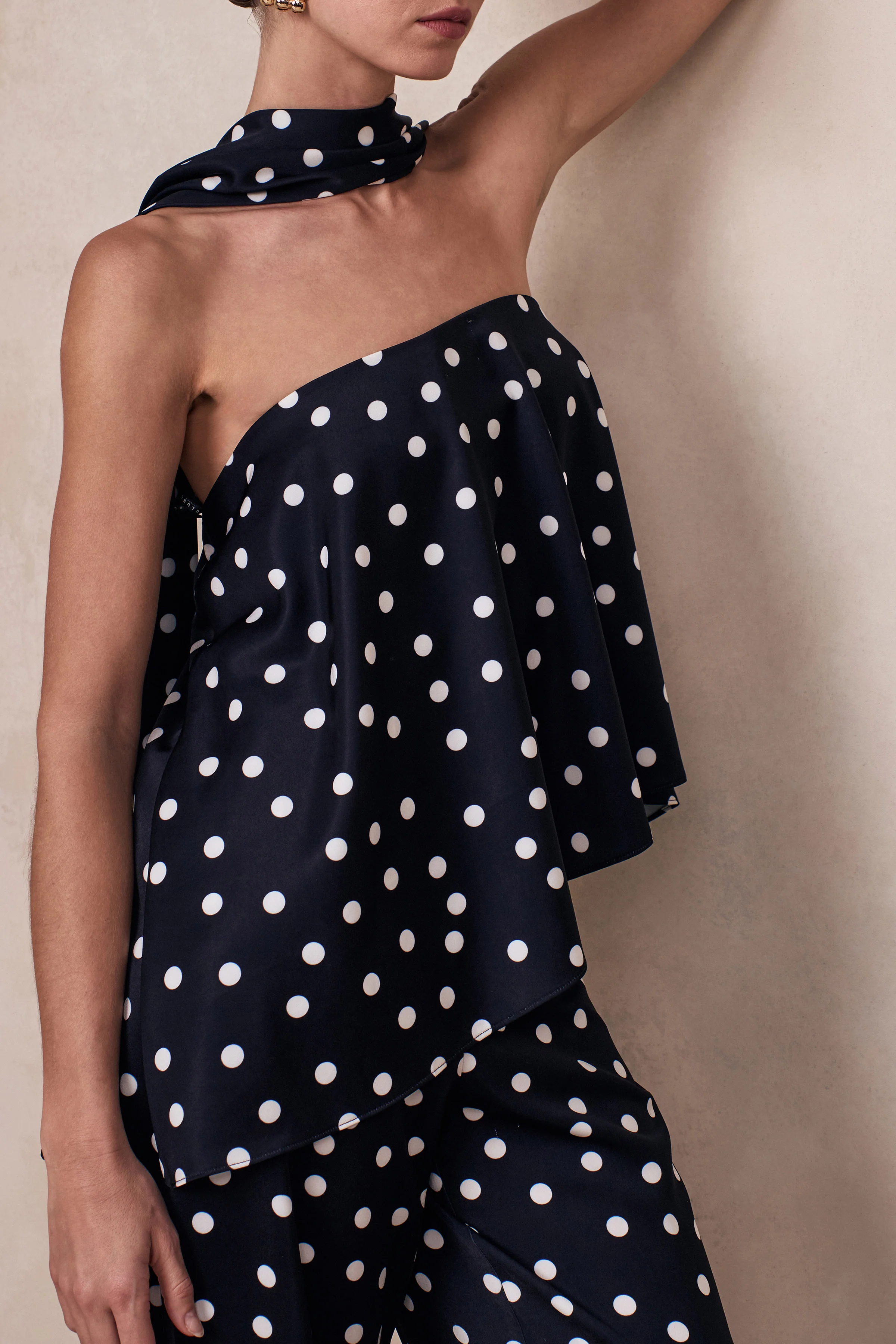 Evandra | Haut bandeau en satin à pois noirs et blancs avec écharpe - Image 7