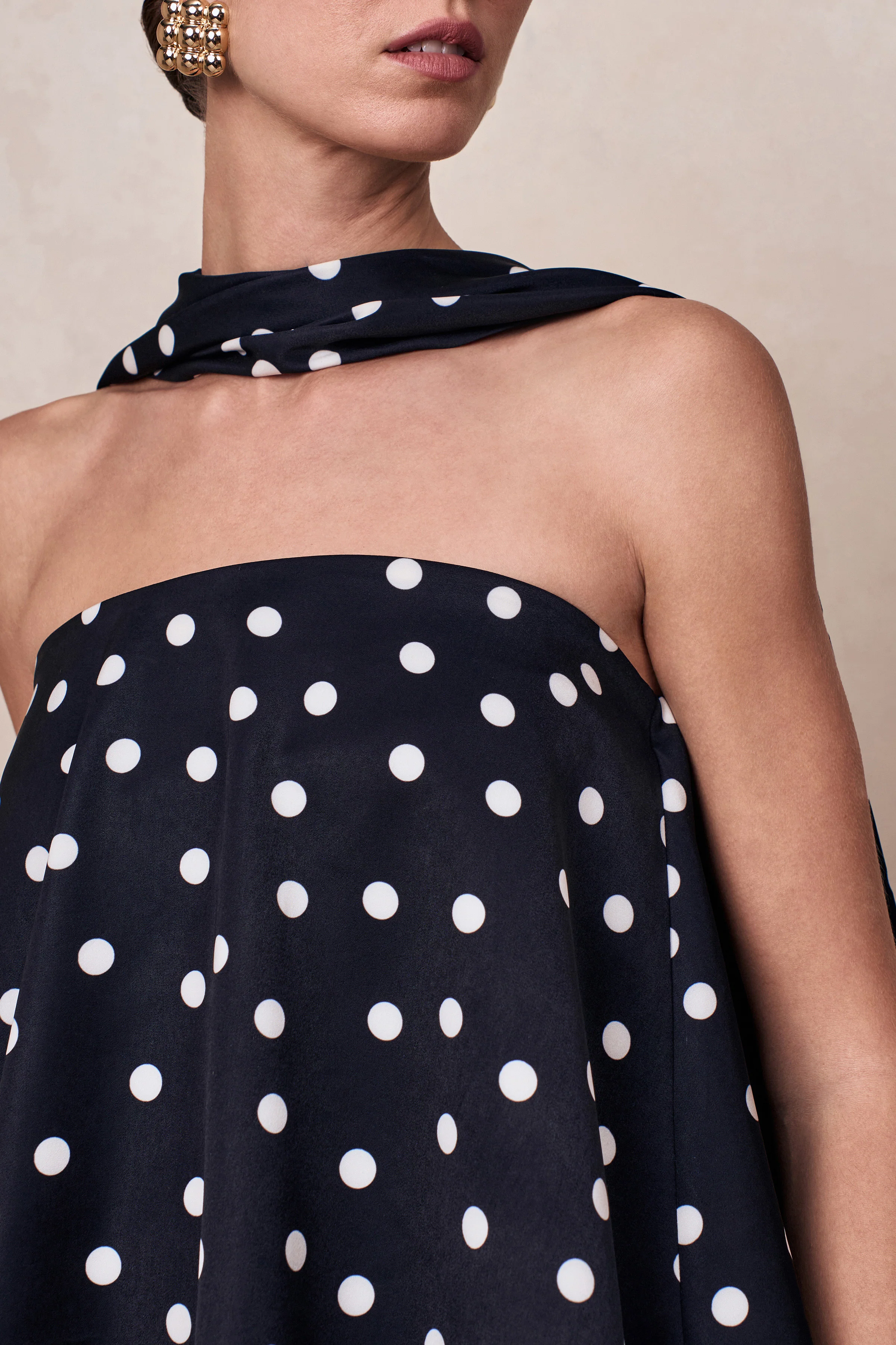 Evandra | Haut bandeau en satin à pois noirs et blancs avec écharpe - Image 8