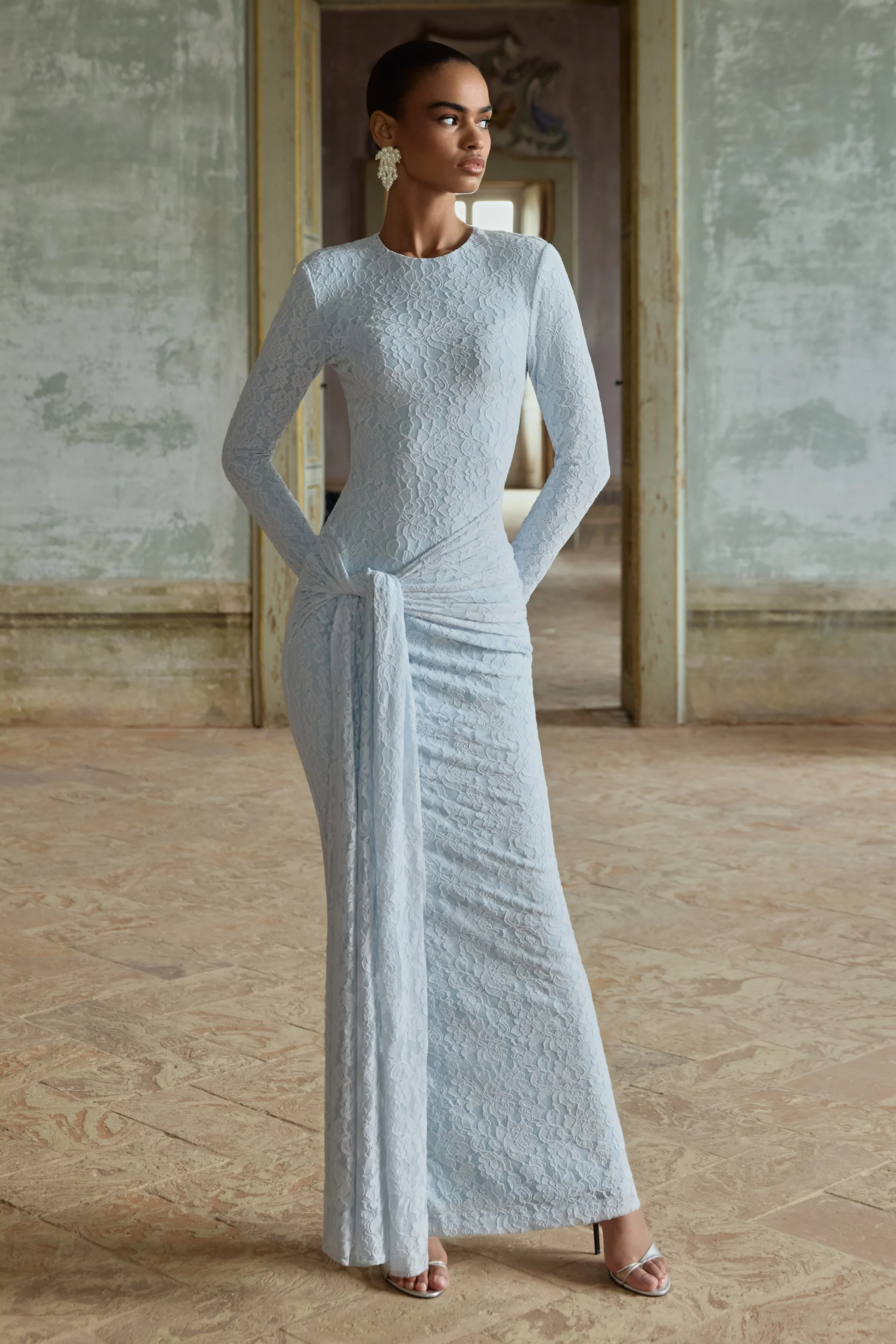 Evangela | Robe longue en dentelle bleu poudré à encolure ronde avec détail portefeuille