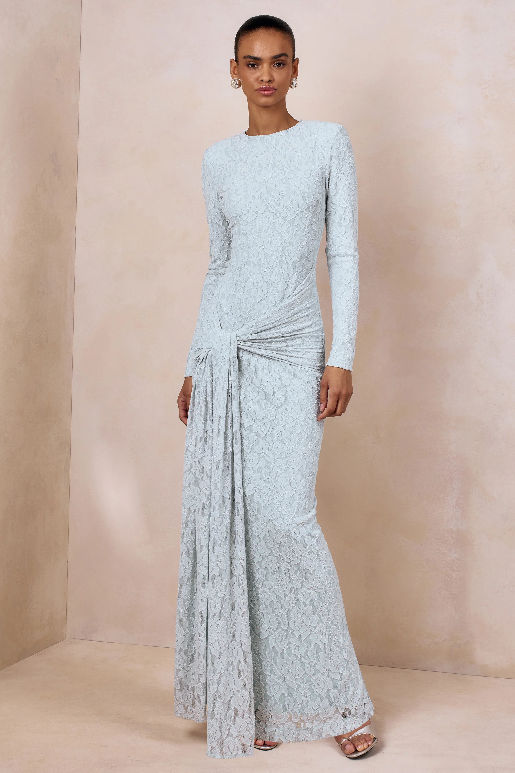 Evangela | Robe longue en dentelle bleu poudré à encolure ronde avec détail portefeuille - Image 5
