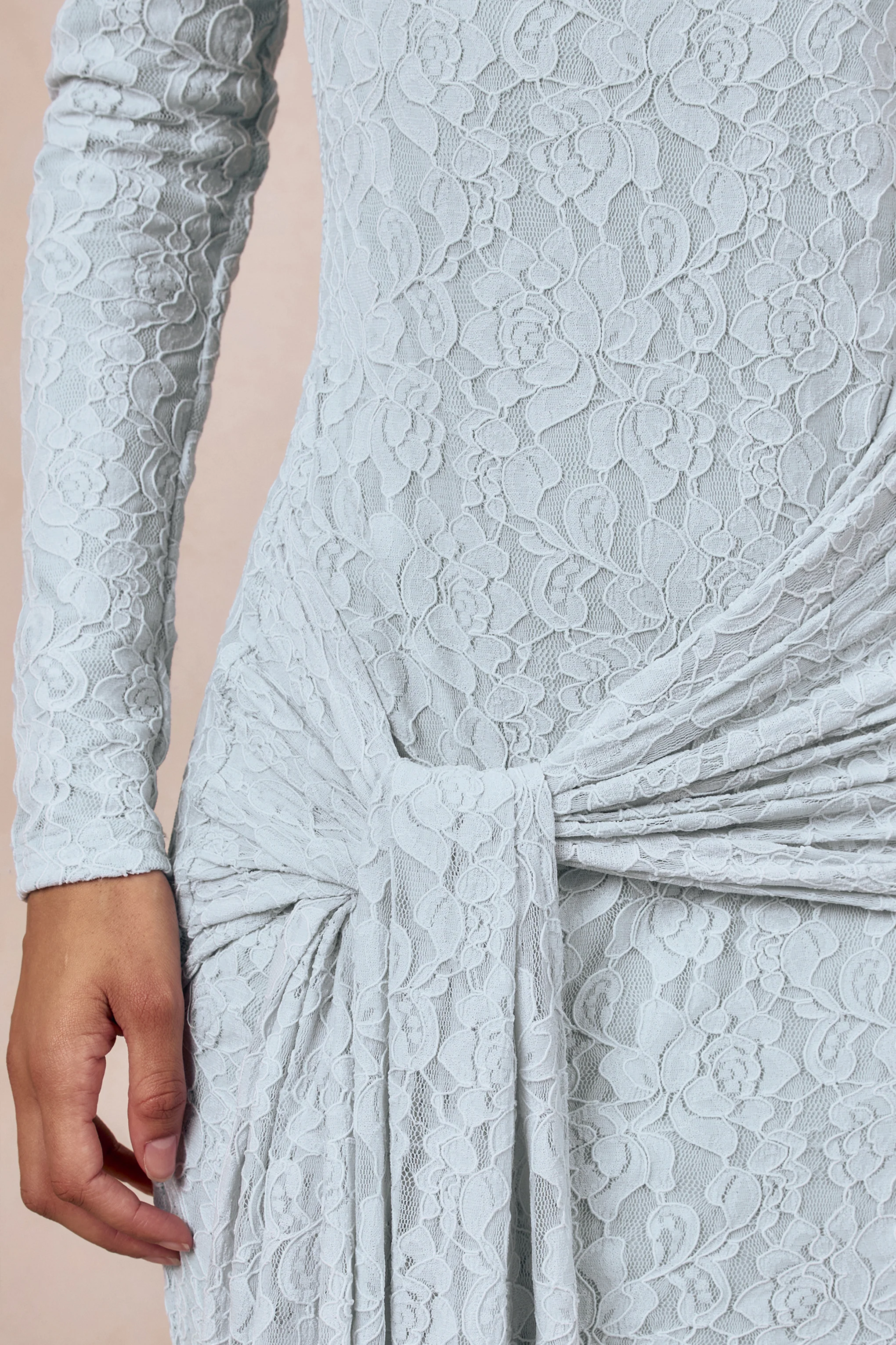 Evangela | Robe longue en dentelle bleu poudré à encolure ronde avec détail portefeuille - Image 7