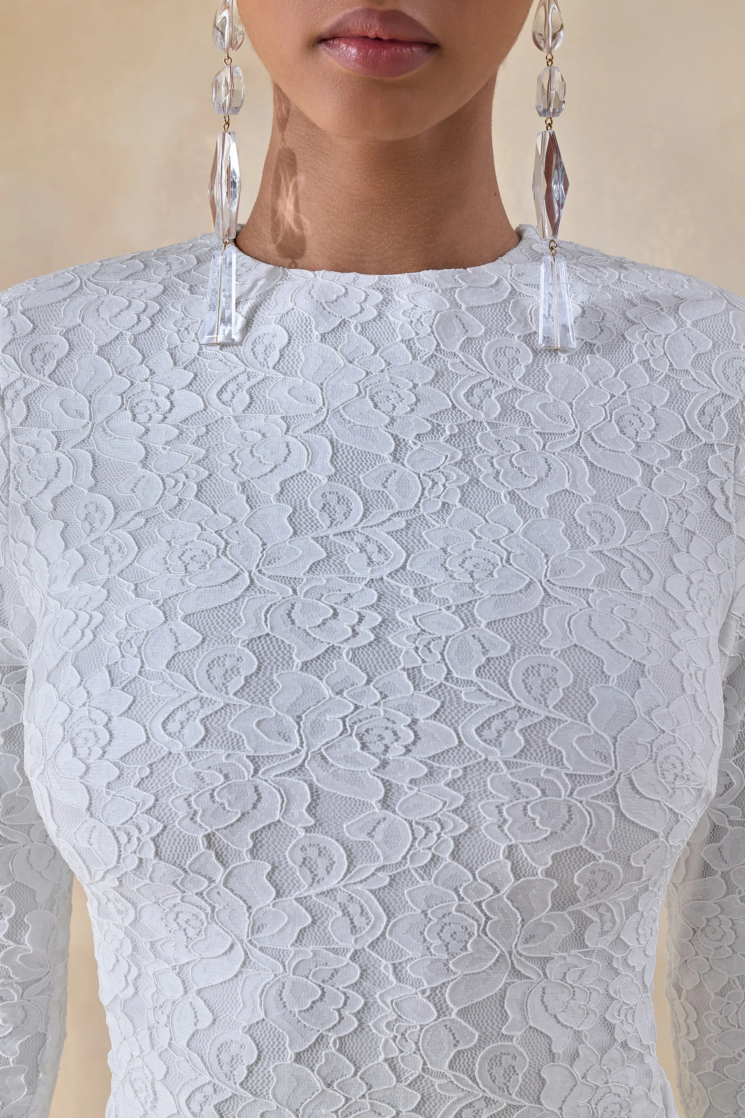 Evangela | Robe longue blanche en dentelle à encolure ronde avec détail portefeuille - Image 4