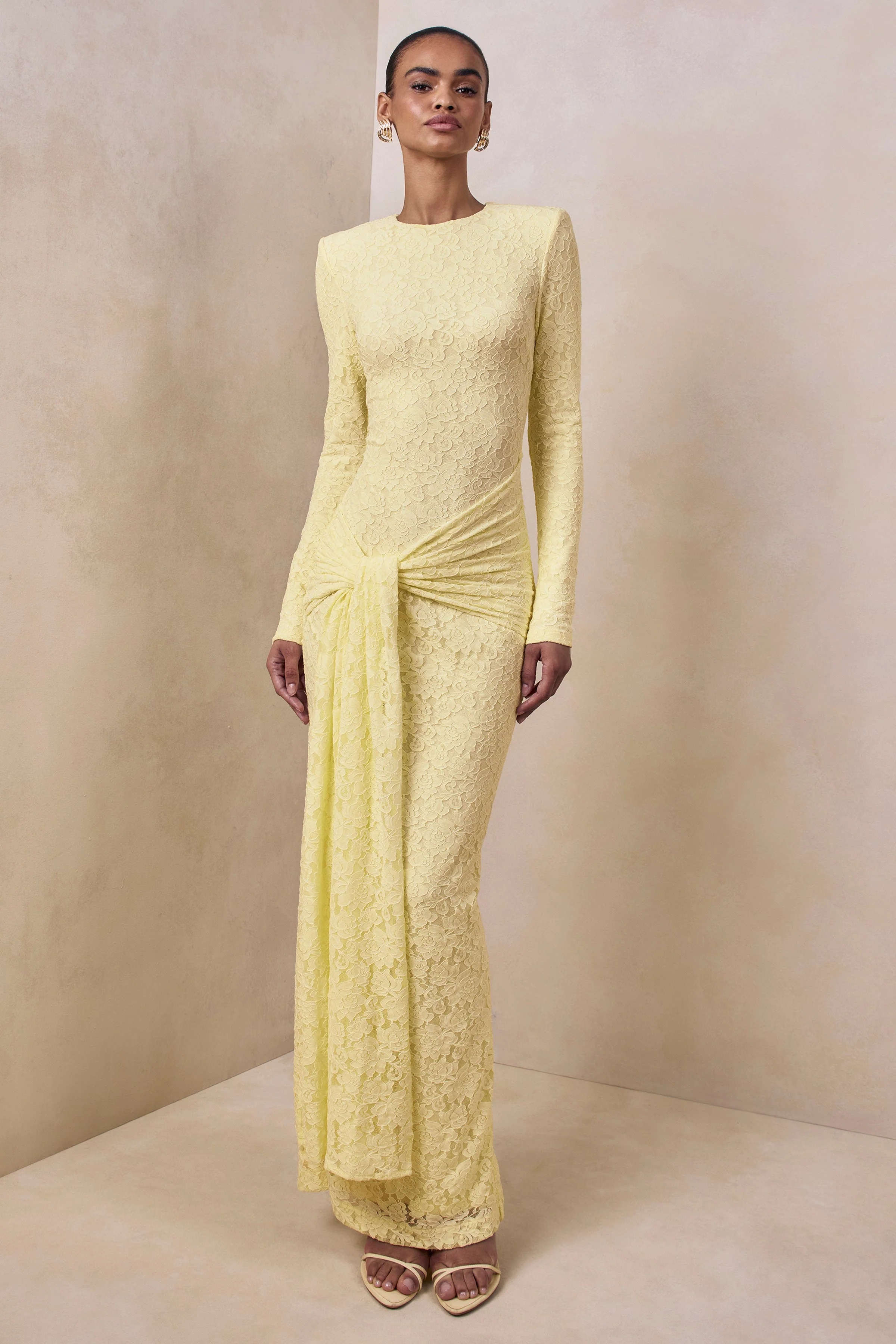 Evangela | Robe longue en dentelle citron à encolure ras du cou avec détail drapé