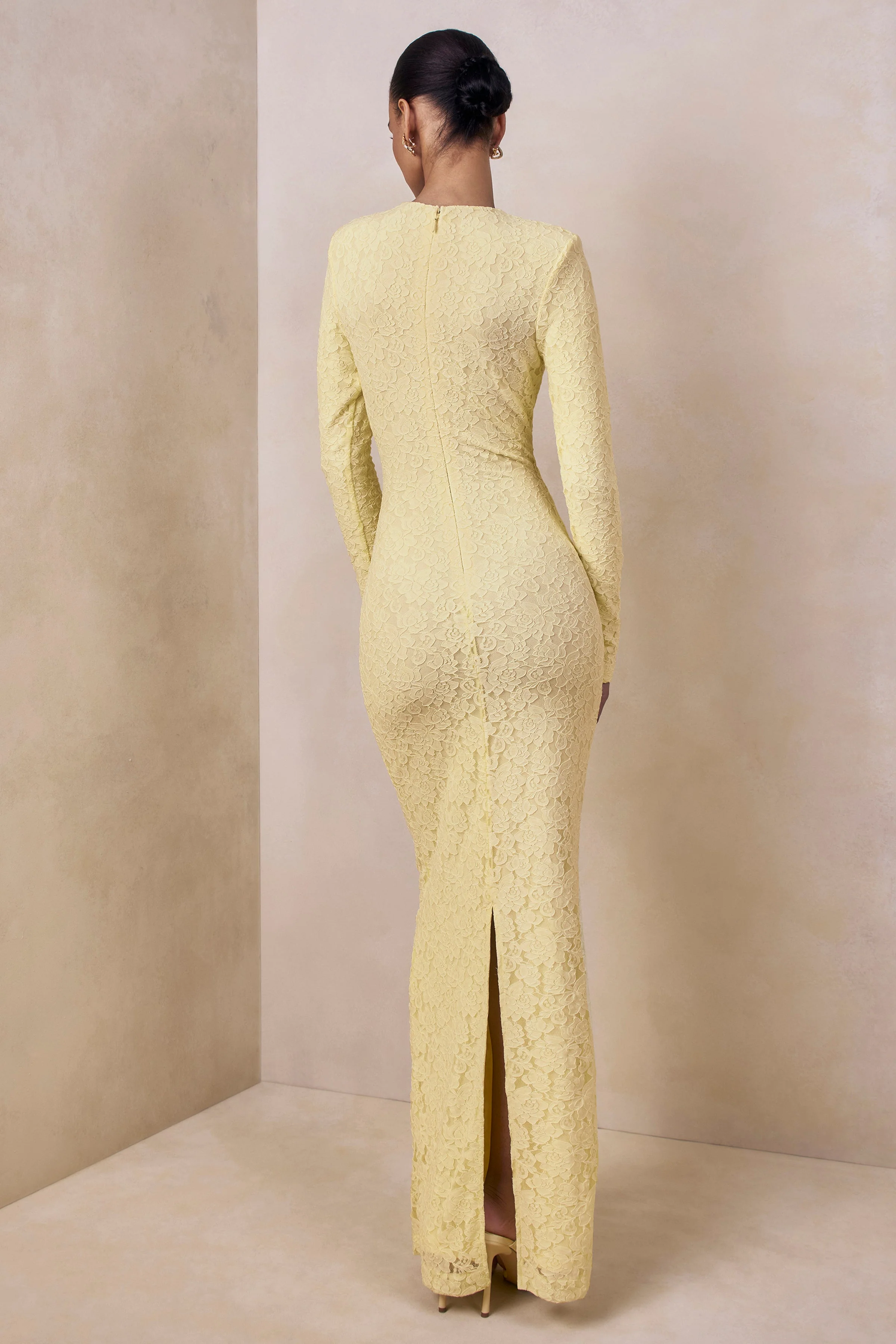 Evangela | Robe longue en dentelle citron à encolure ras du cou avec détail drapé - Image 2