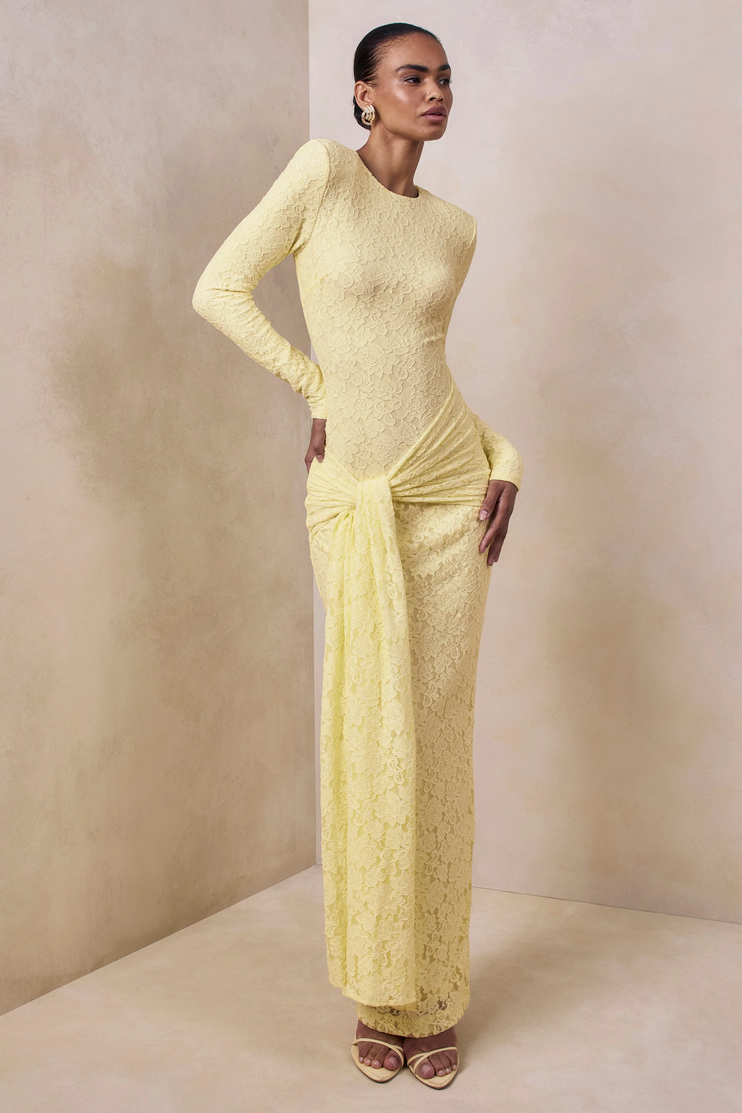 Evangela | Robe longue en dentelle citron à encolure ras du cou avec détail drapé - Image 5