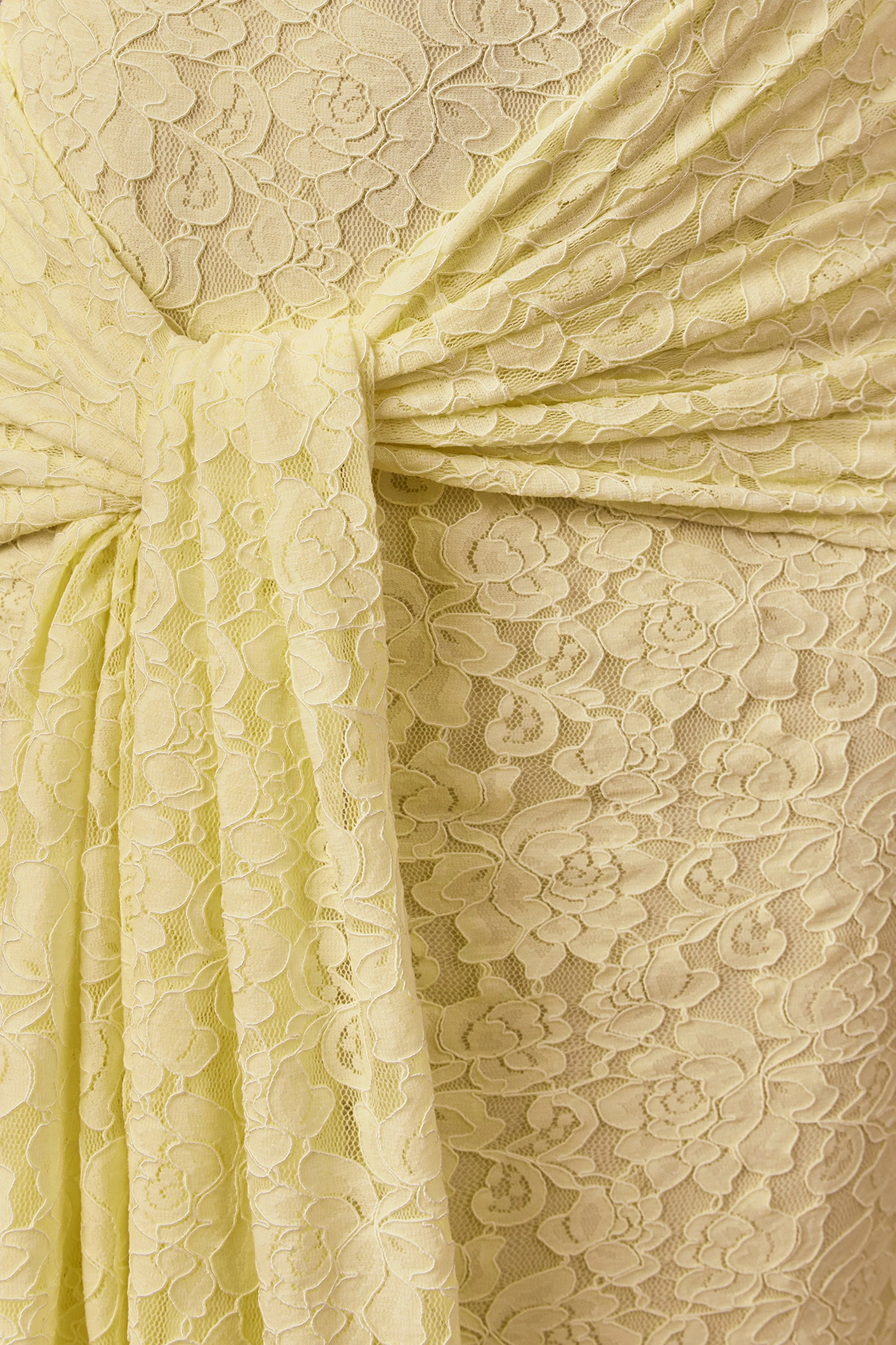 Evangela | Robe longue en dentelle citron à encolure ras du cou avec détail drapé - Image 6