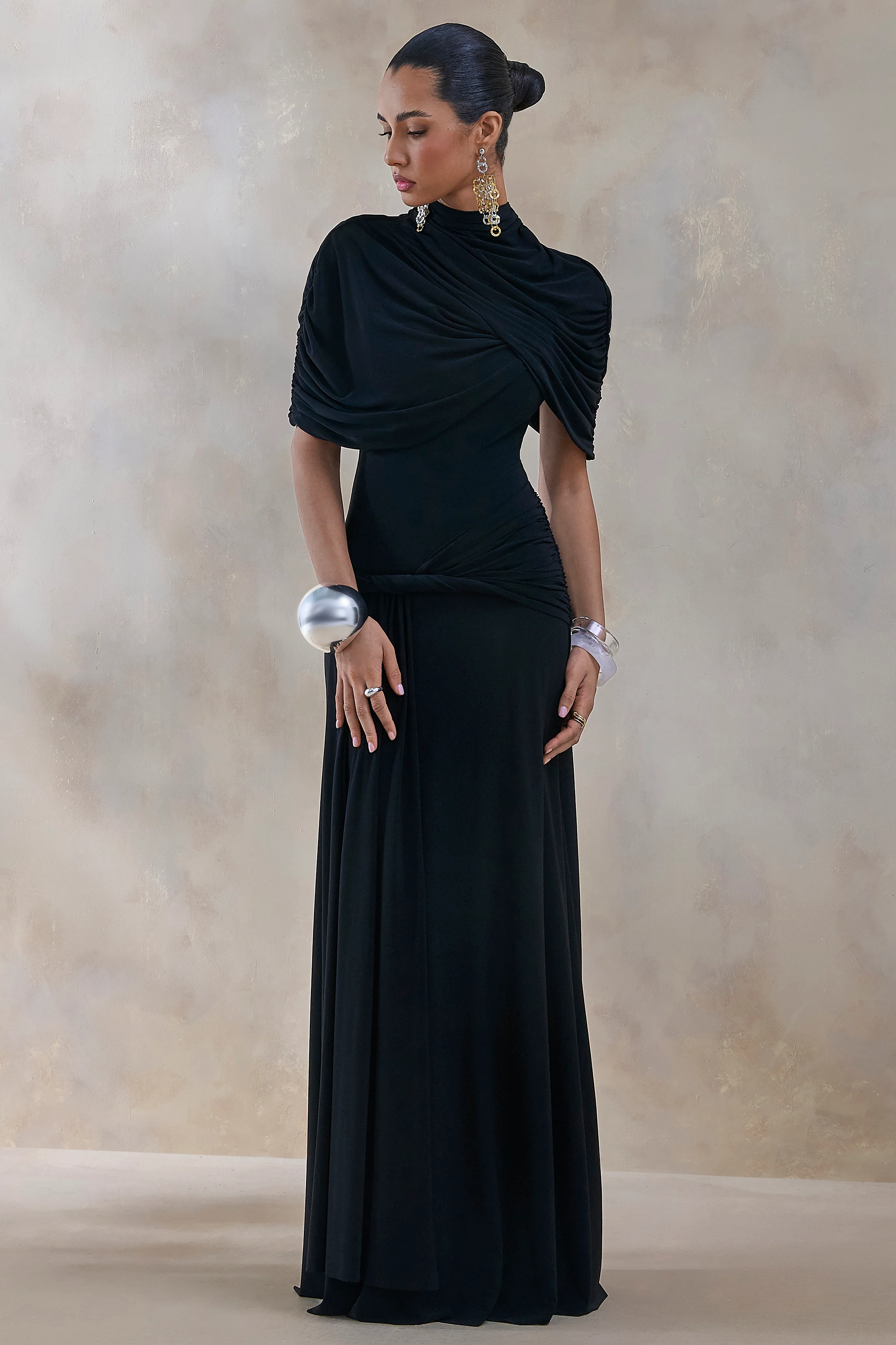 Evelisse | Robe longue noire à col montant avec manches cape courtes