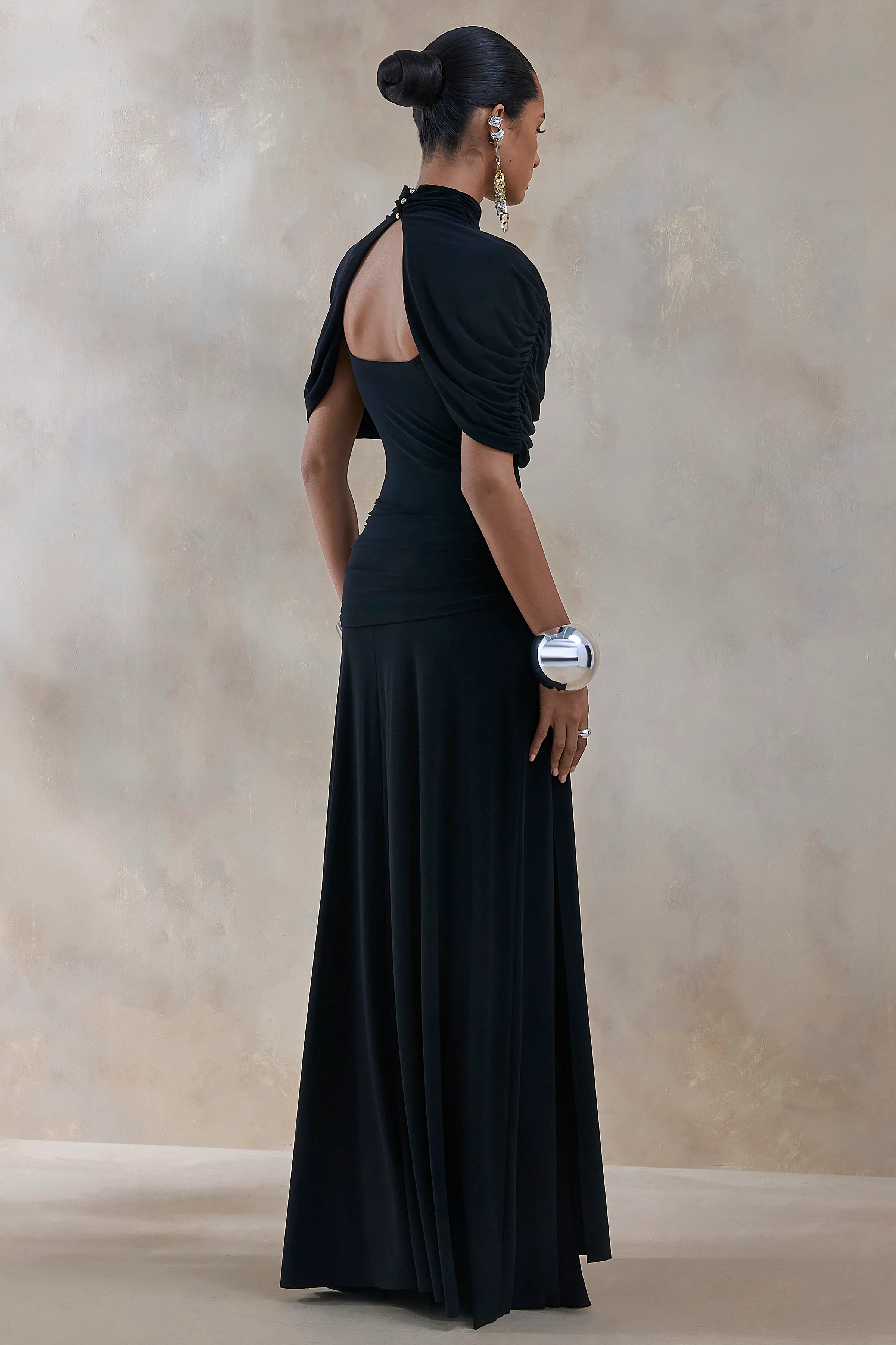 Evelisse | Robe longue noire à col montant avec manches cape courtes - Image 2