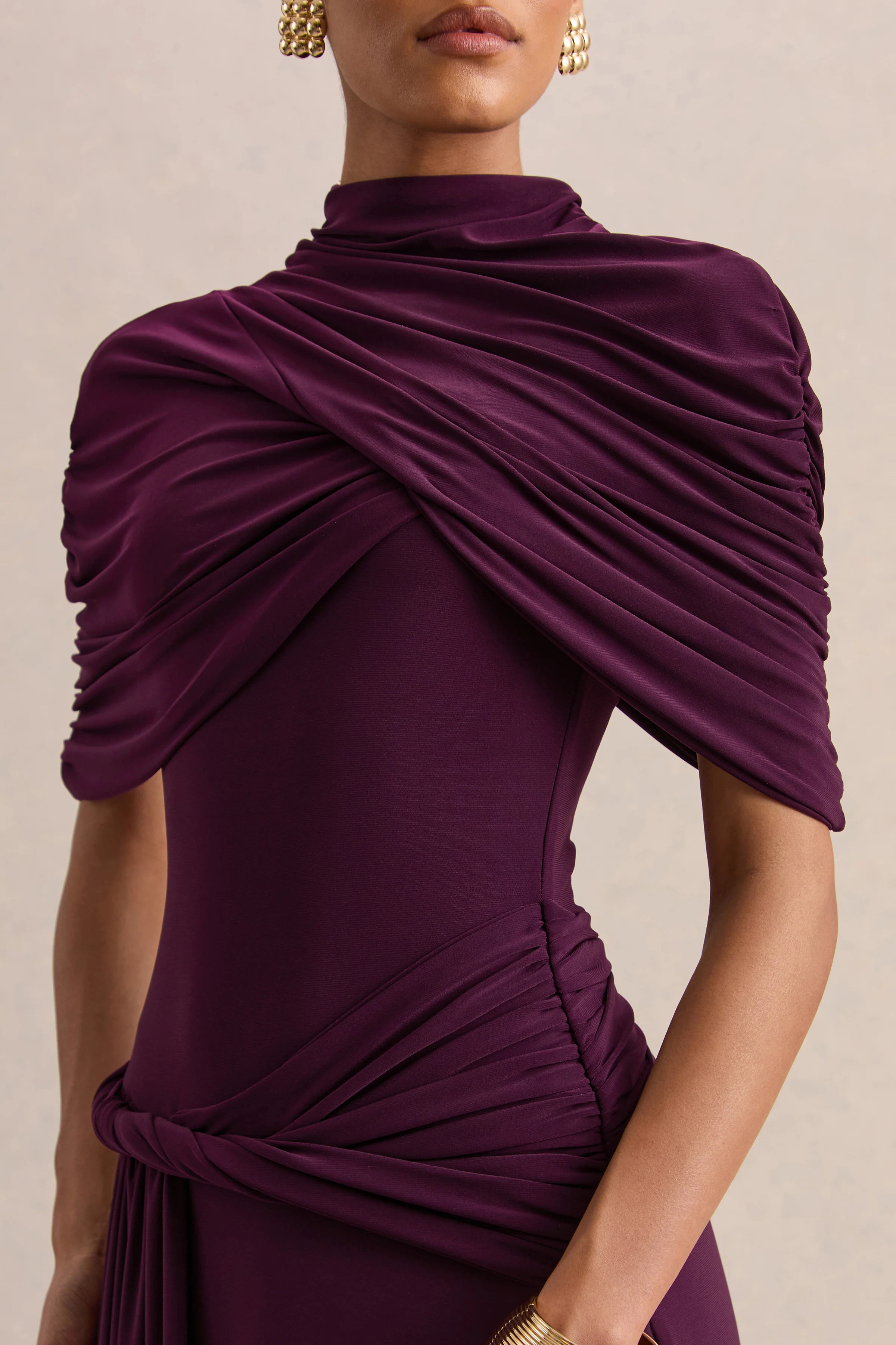 Evelisse | Robe longue prune à encolure haute avec manches cape courtes - Image 6