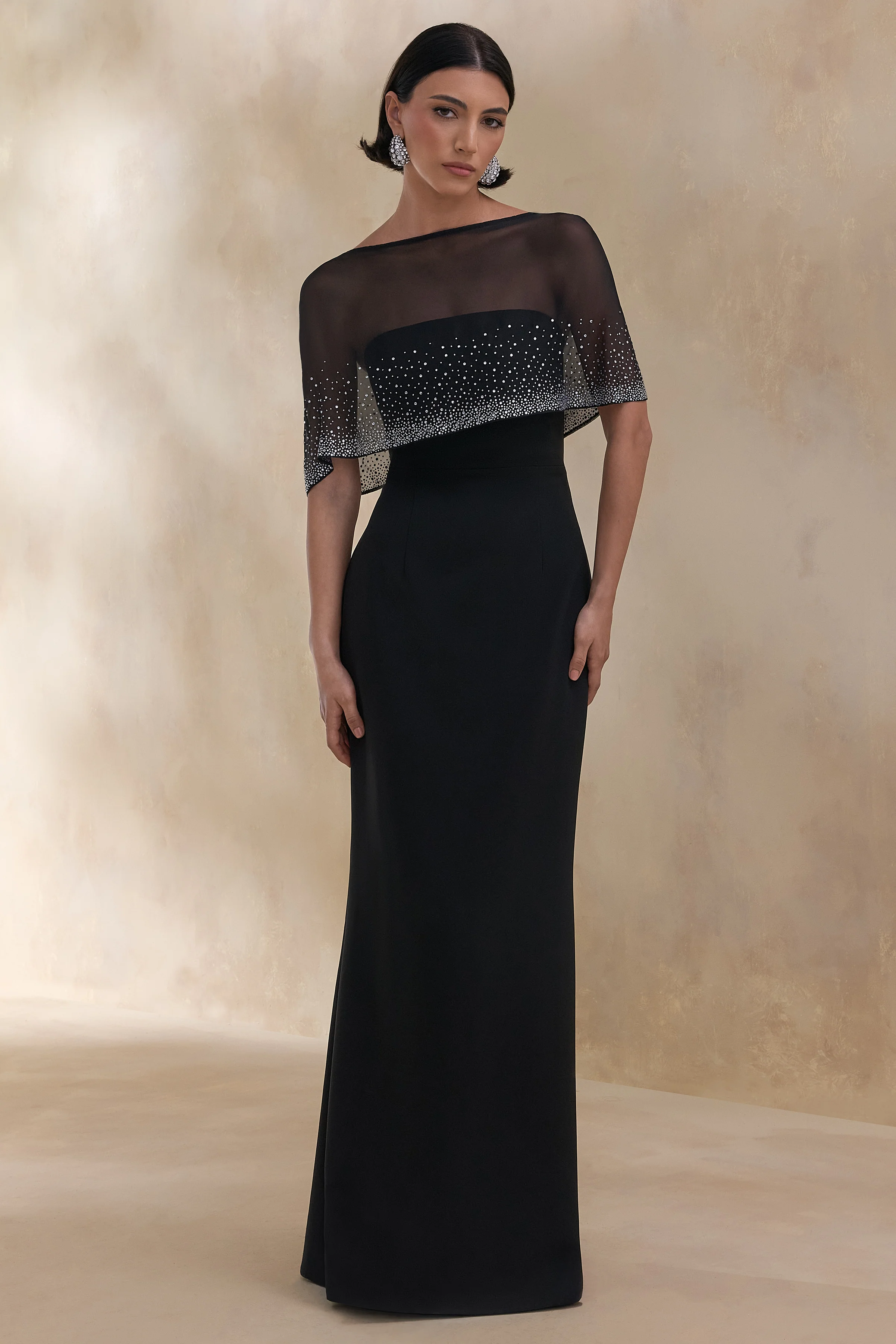 Everly | Robe longue noire à cape ornée à la main