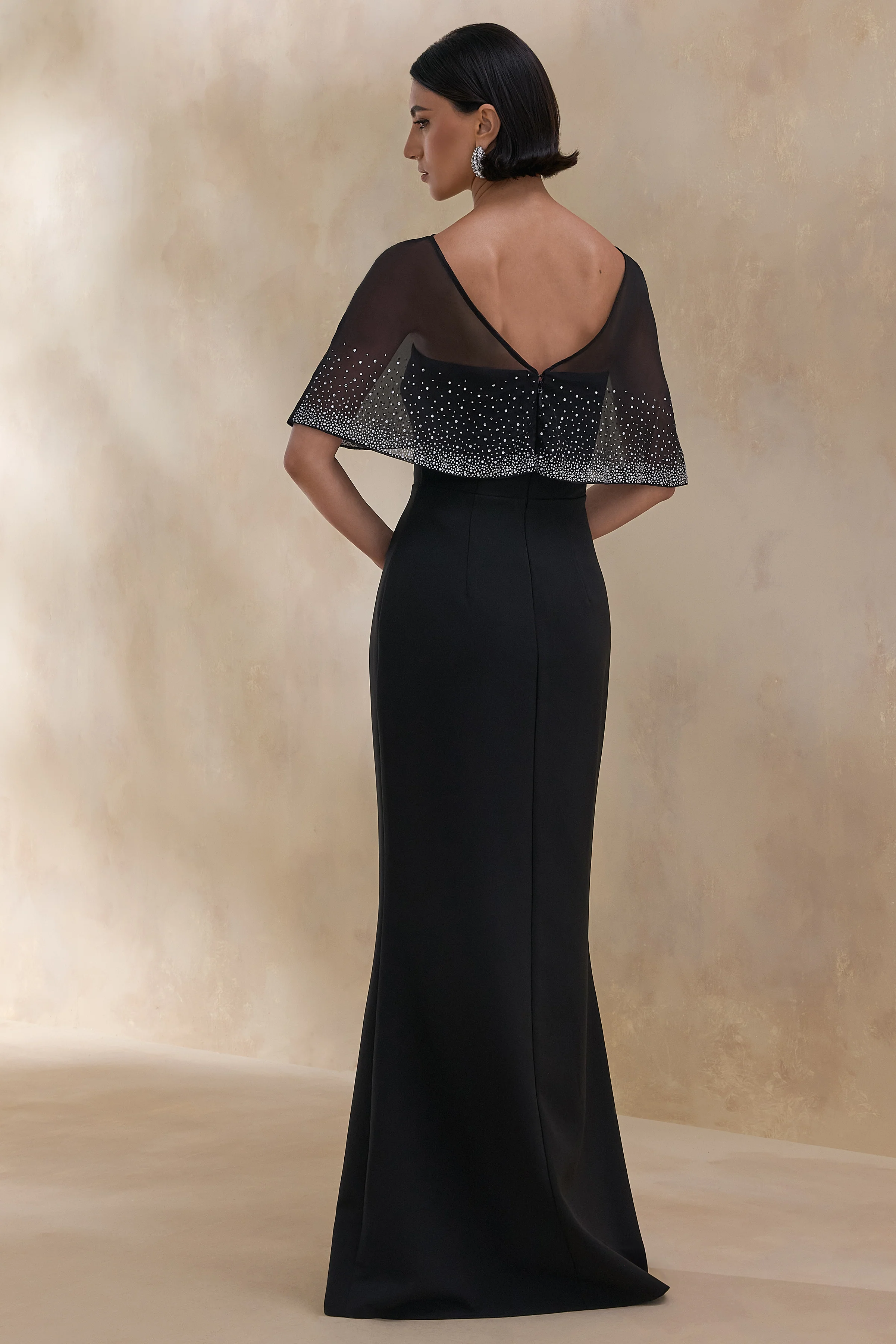 Everly | Robe longue noire à cape ornée à la main - Image 2