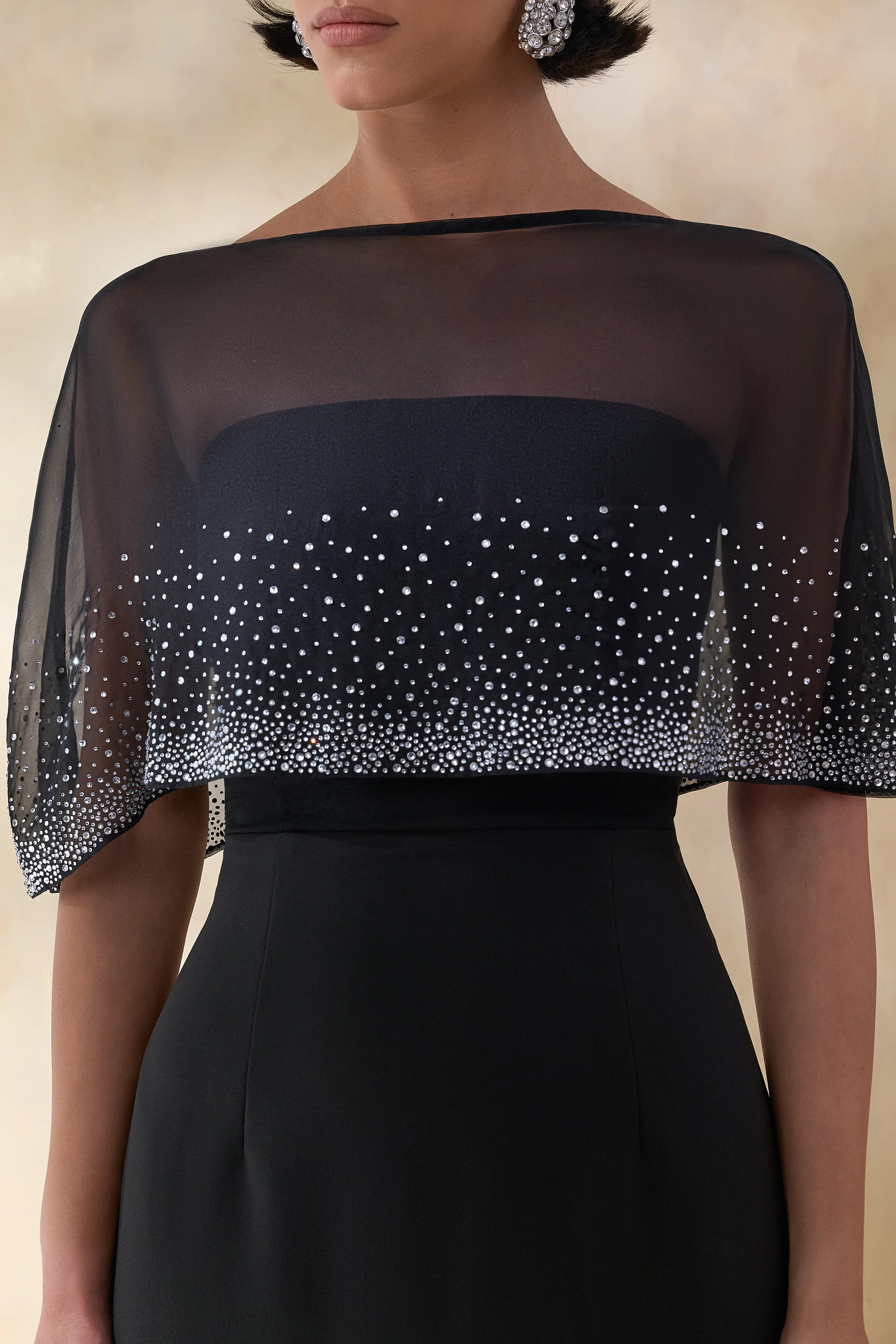 Everly | Robe longue noire à cape ornée à la main - Image 3