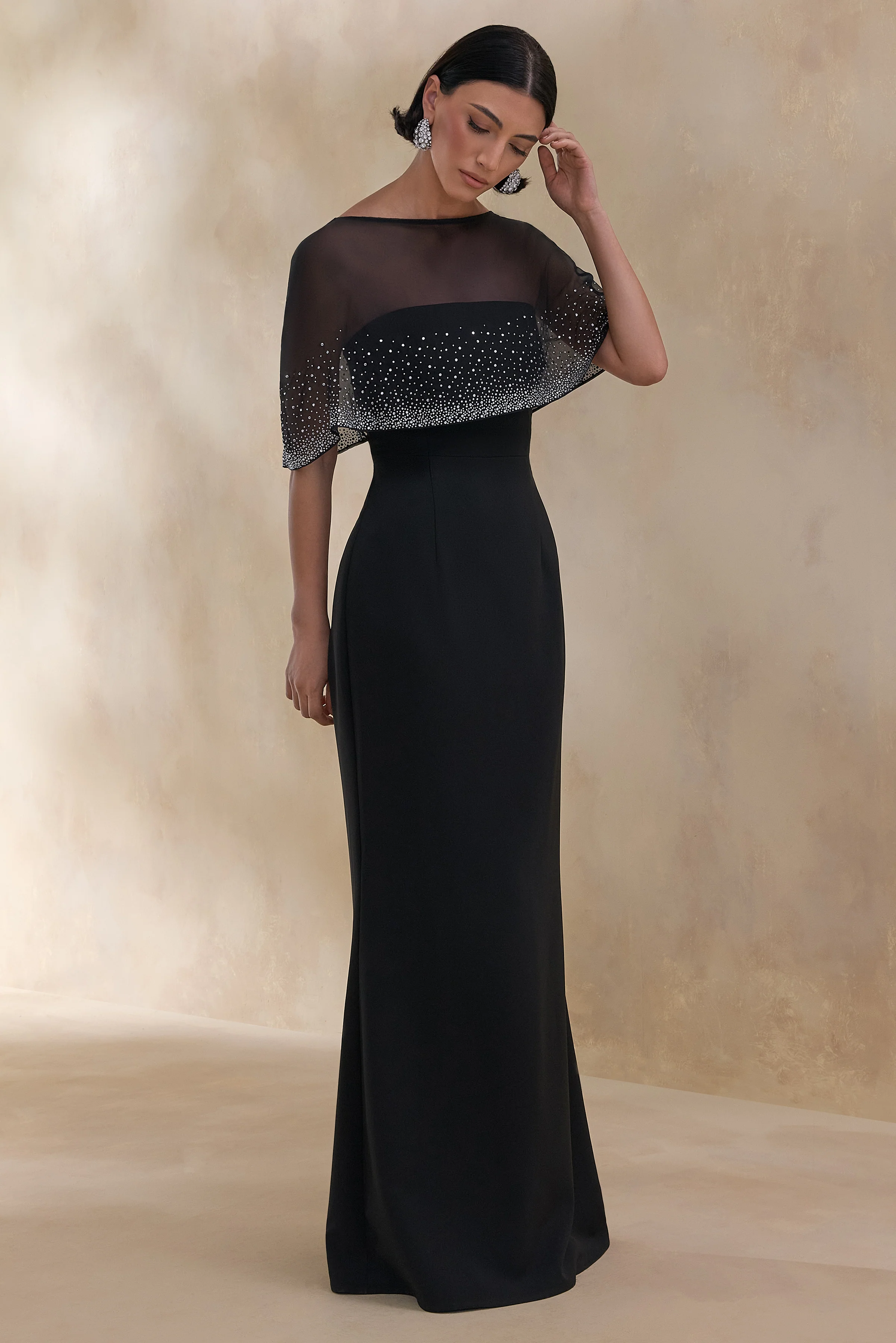 Everly | Robe longue noire à cape ornée à la main - Image 4