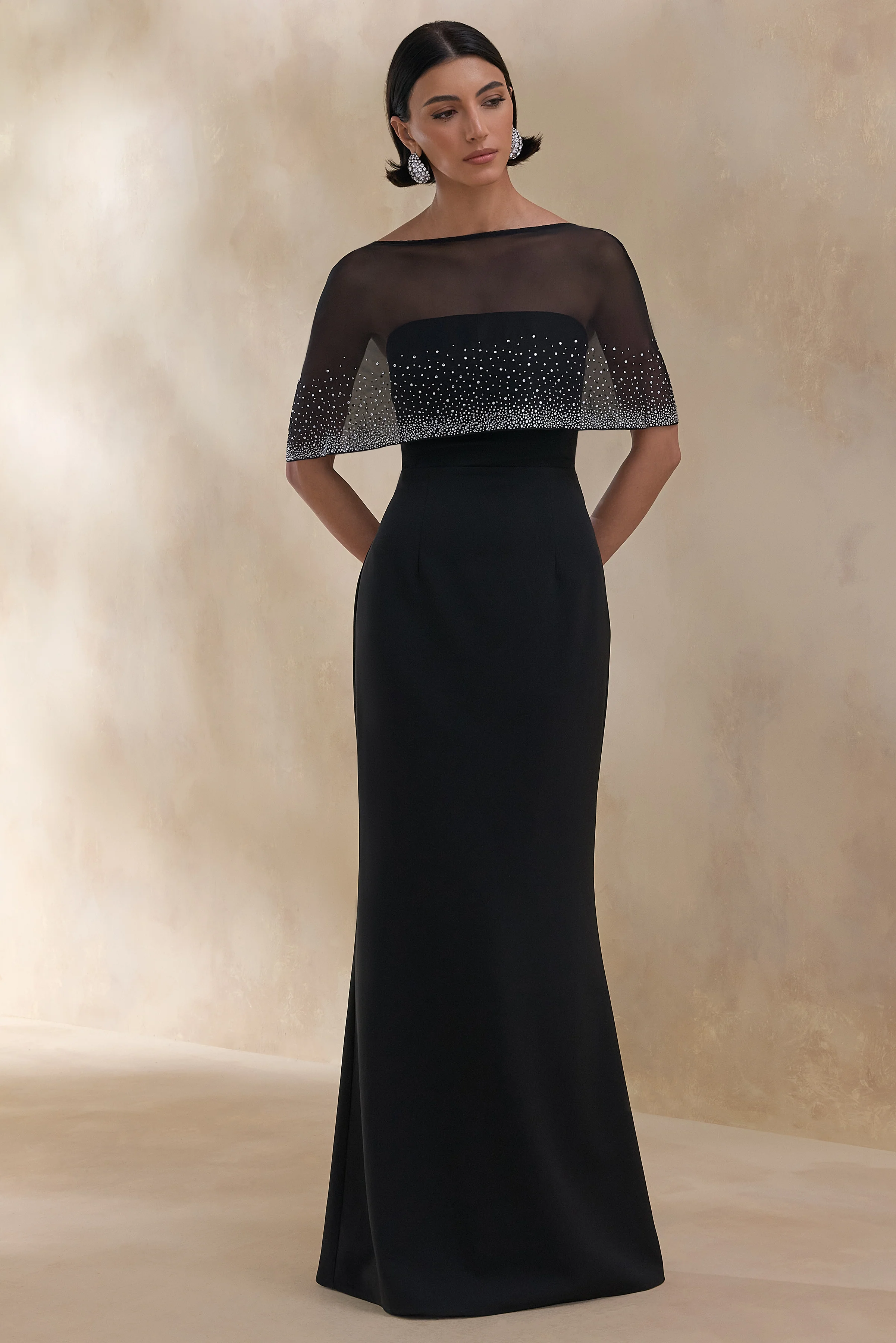 Everly | Robe longue noire à cape ornée à la main - Image 5